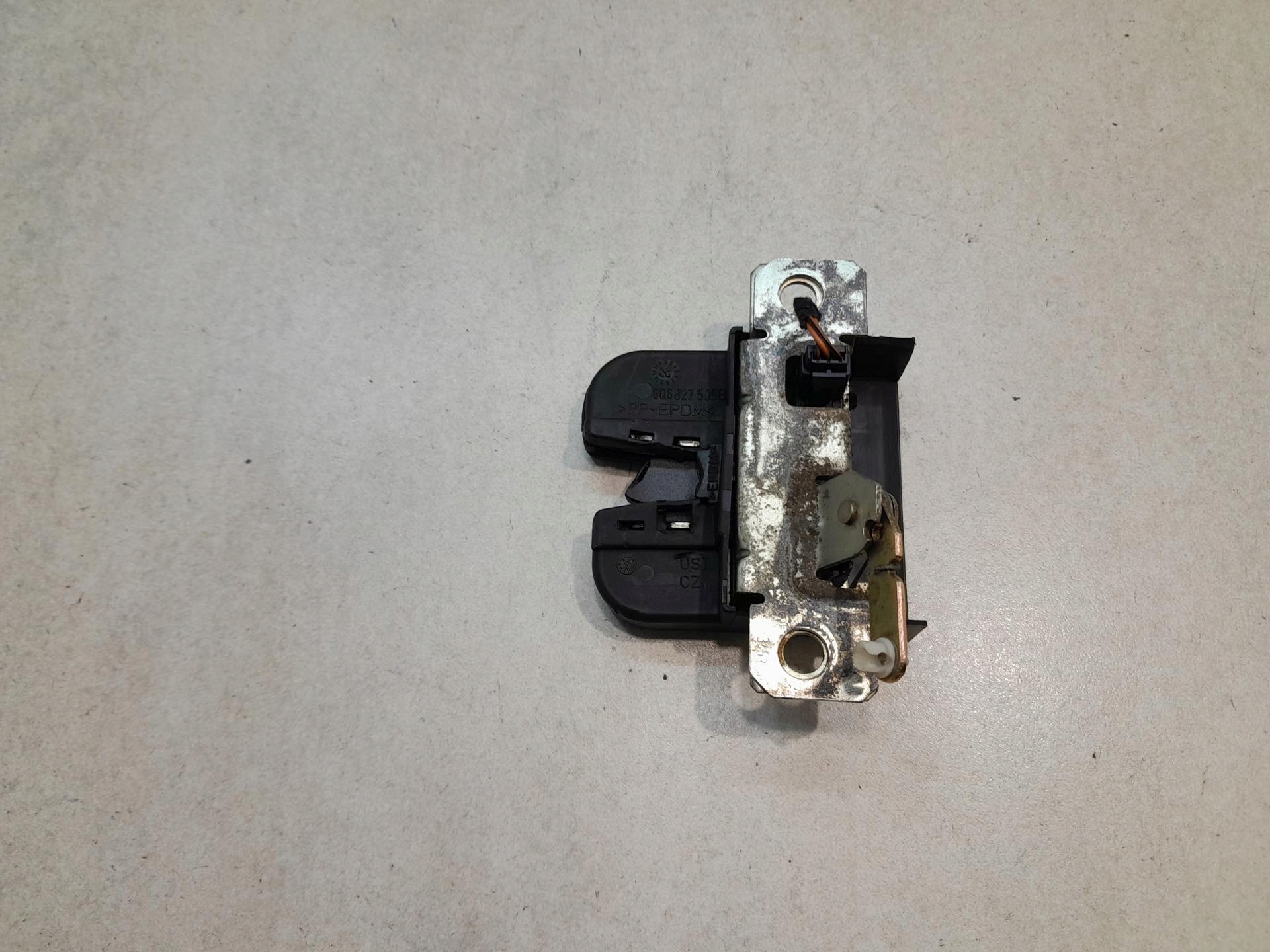 lock bonnet boot VW POLO IV 1.2 6Q6827505B