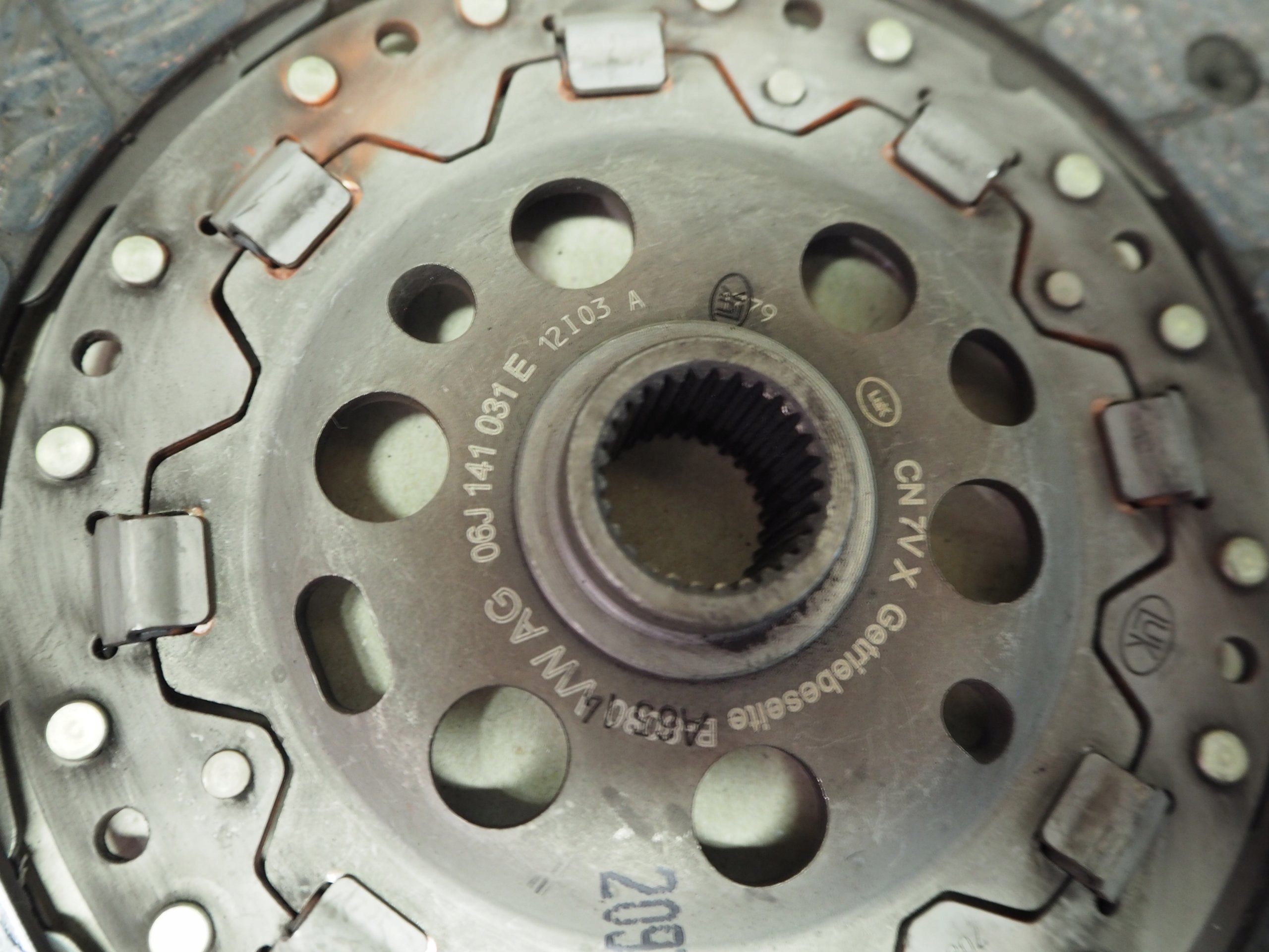 AUDI VW 1.8TFSI de pression Embrayage 06K141025