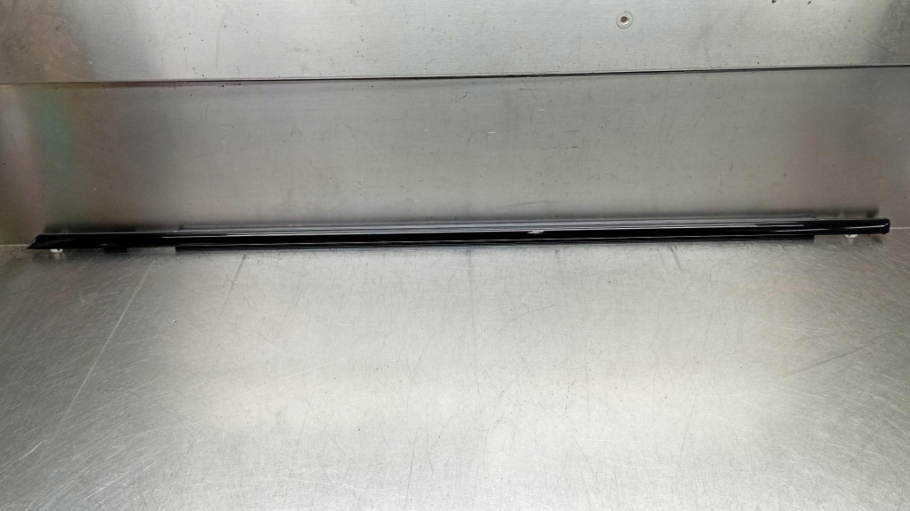 LISTWA ZGARNIAJĄCA DRZWI LEWY PRZÓD VOLVO XC60 II 18-25R