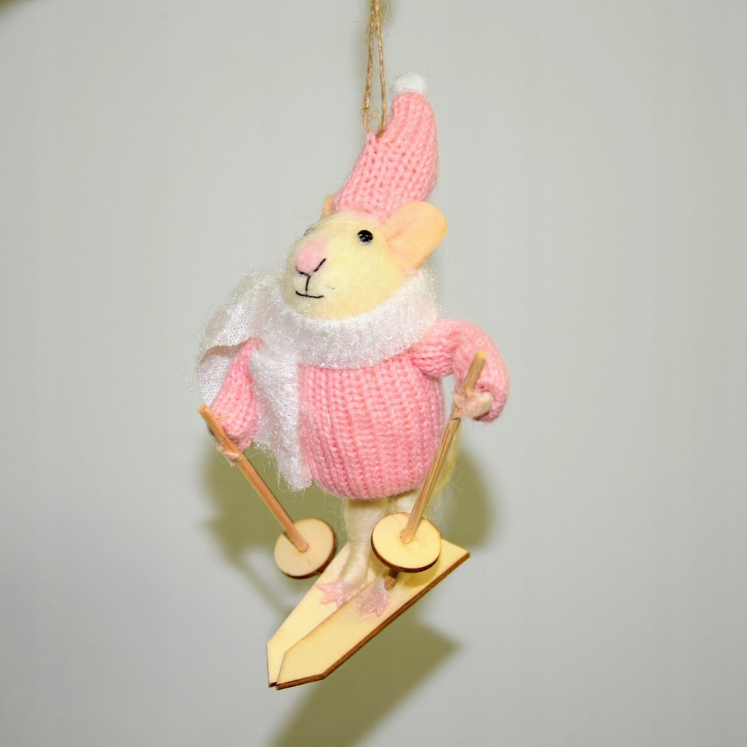 OZDOBA CHOINKOWA MYSZ NA NARTACH RÓŻOWO-BIAŁA 11CM Rodzaj Inny rodzaj