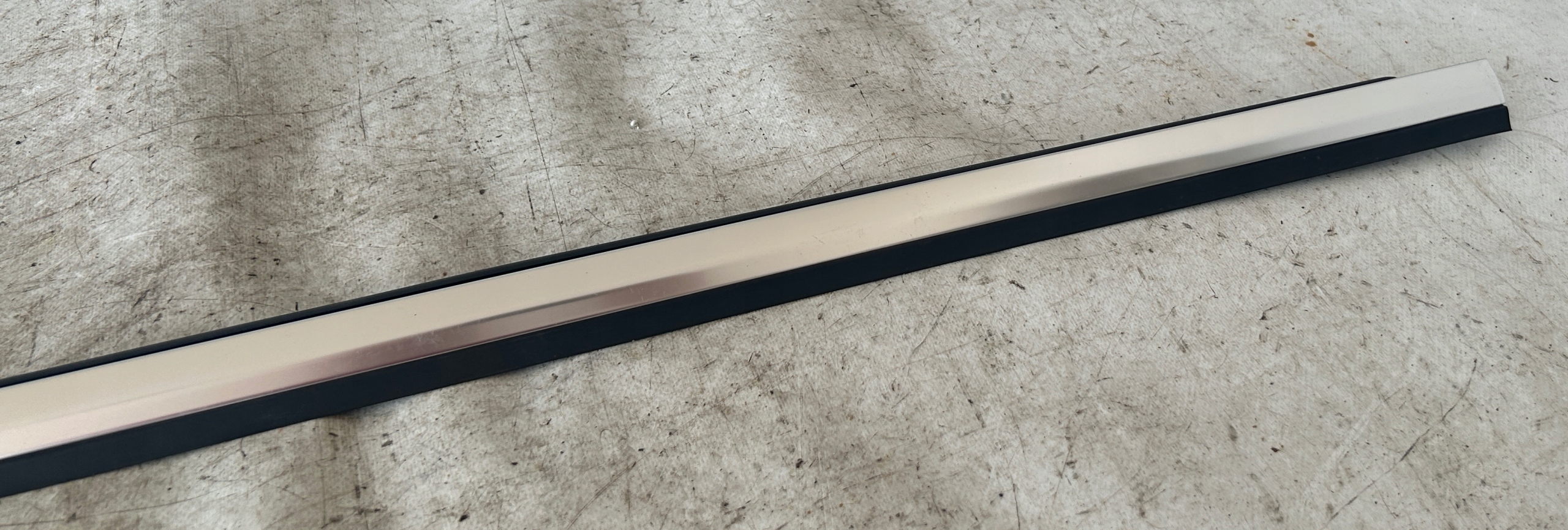 moulding dust door right VW EOS 1Q0853956E