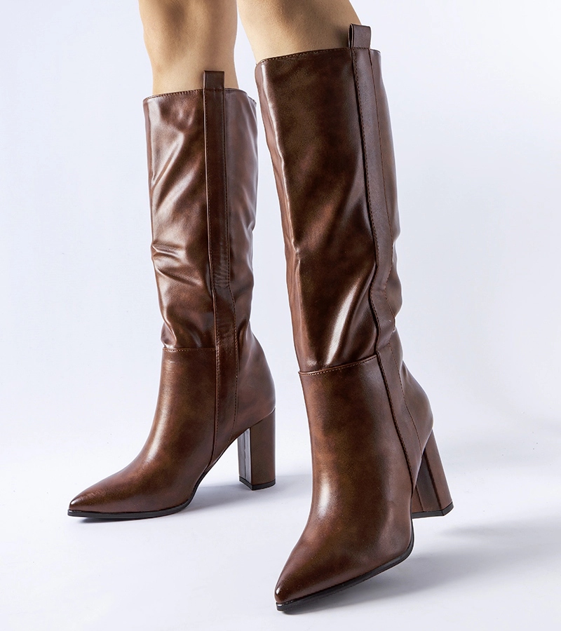 Brązowe damskie wsuwane kozaki na słupku 26380 rozmiar 40 Waga produktu z opakowaniem jednostkowym 1.2 kg