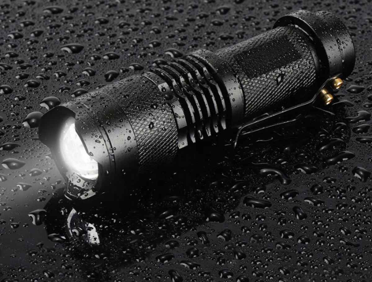 MOCNA LATARKA TAKTYCZNA LED ZOOM CREE SURVIVALOWA AKUMULATOROWA IPX4 ZD75 Zasilanie akumulatorowe