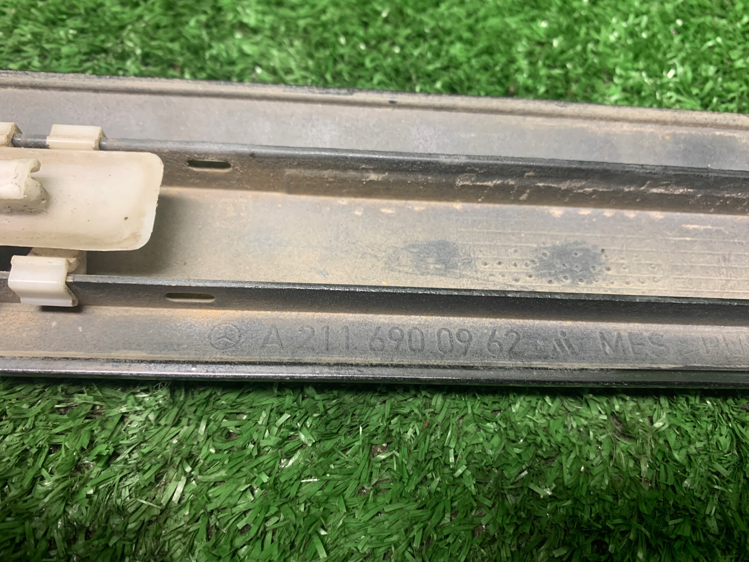 moulding door left front w211 A2116900962 ORYG