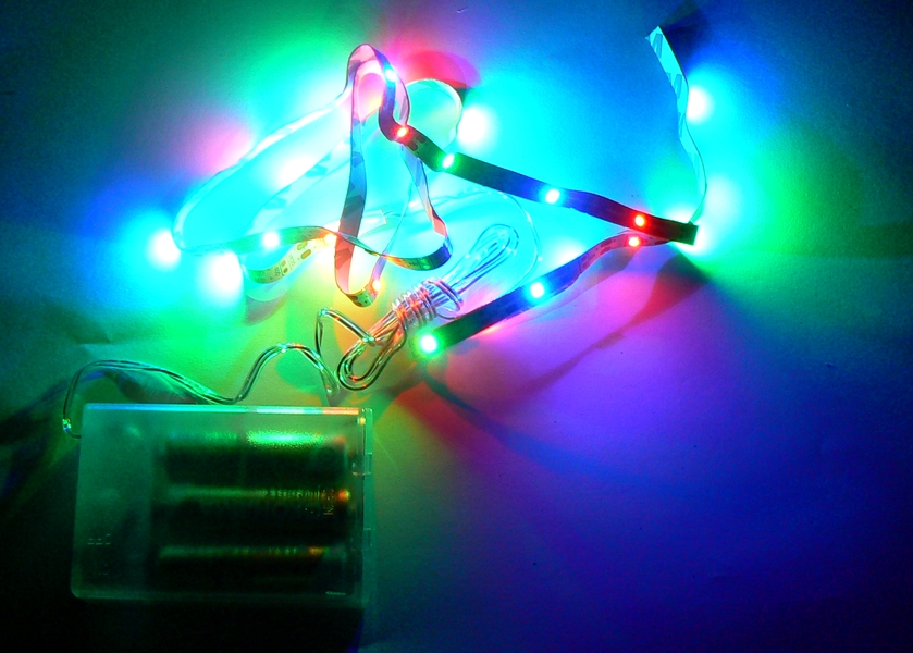 TAŚMA LED 1M NA BATERIE 30 LED MULTIKOLOR EAN (GTIN) 8718158704733