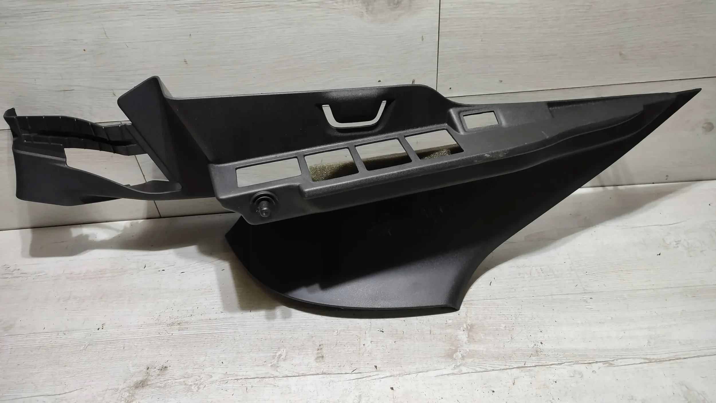 Volvo V40 II 2018r left side side boot