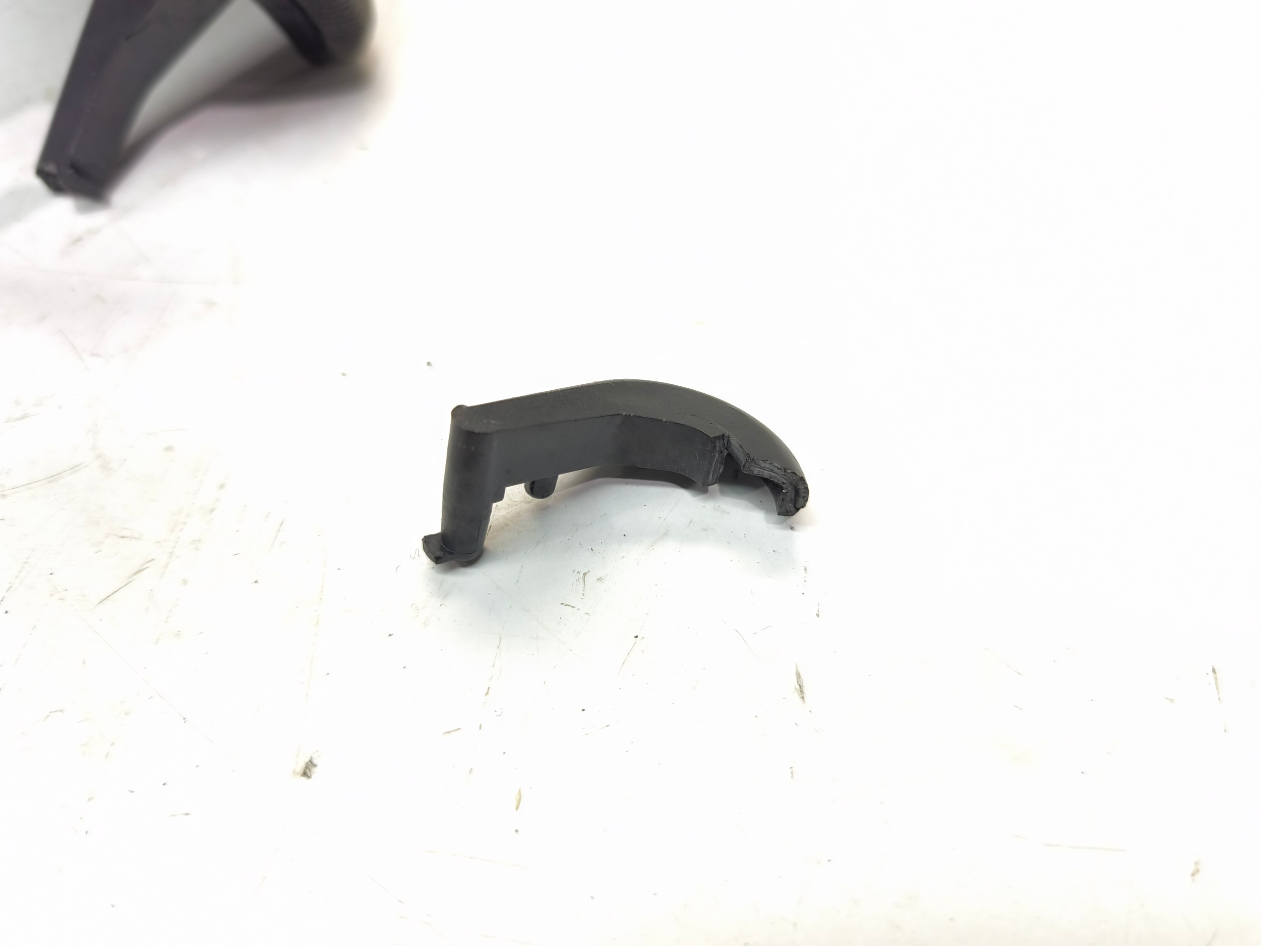 armrest front AUDI A4 B6 B7 8E0864207G bracket for TELEFON damaged