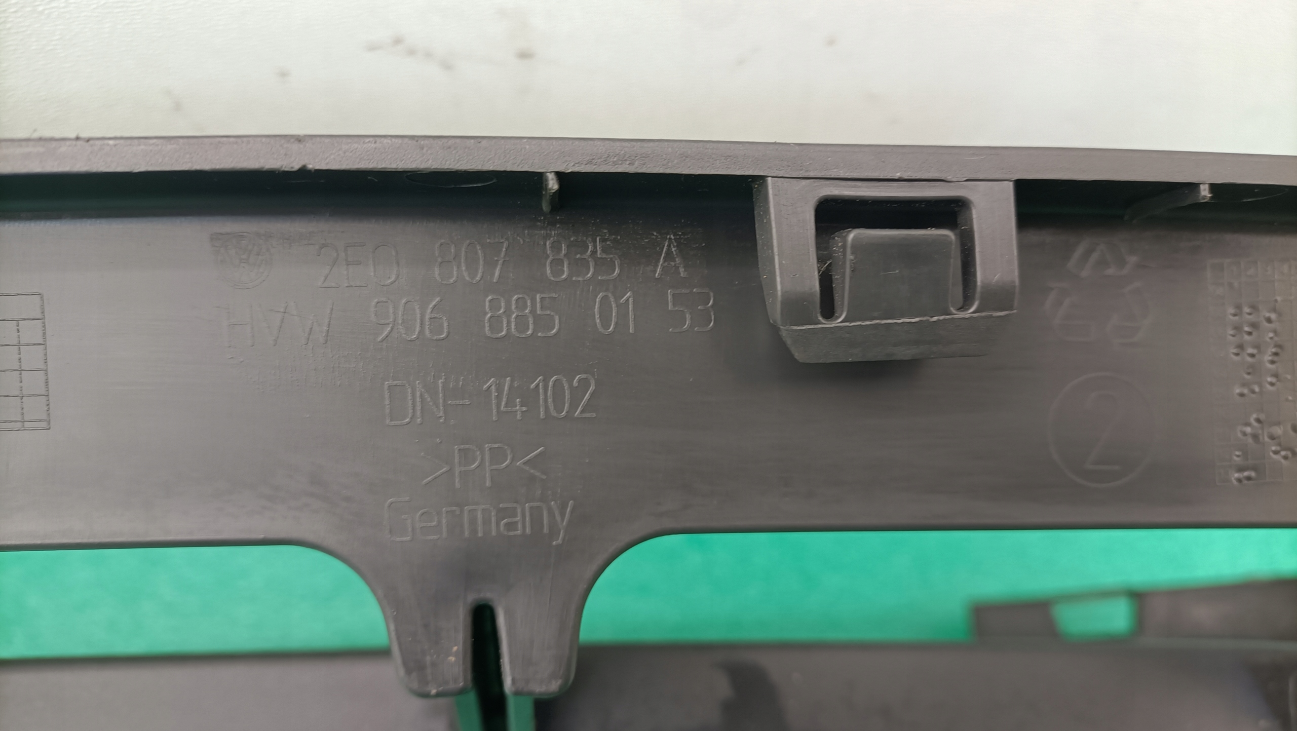 VW CRAFTER 2E lower grid of a bumper central 2E0807835A K64/543S