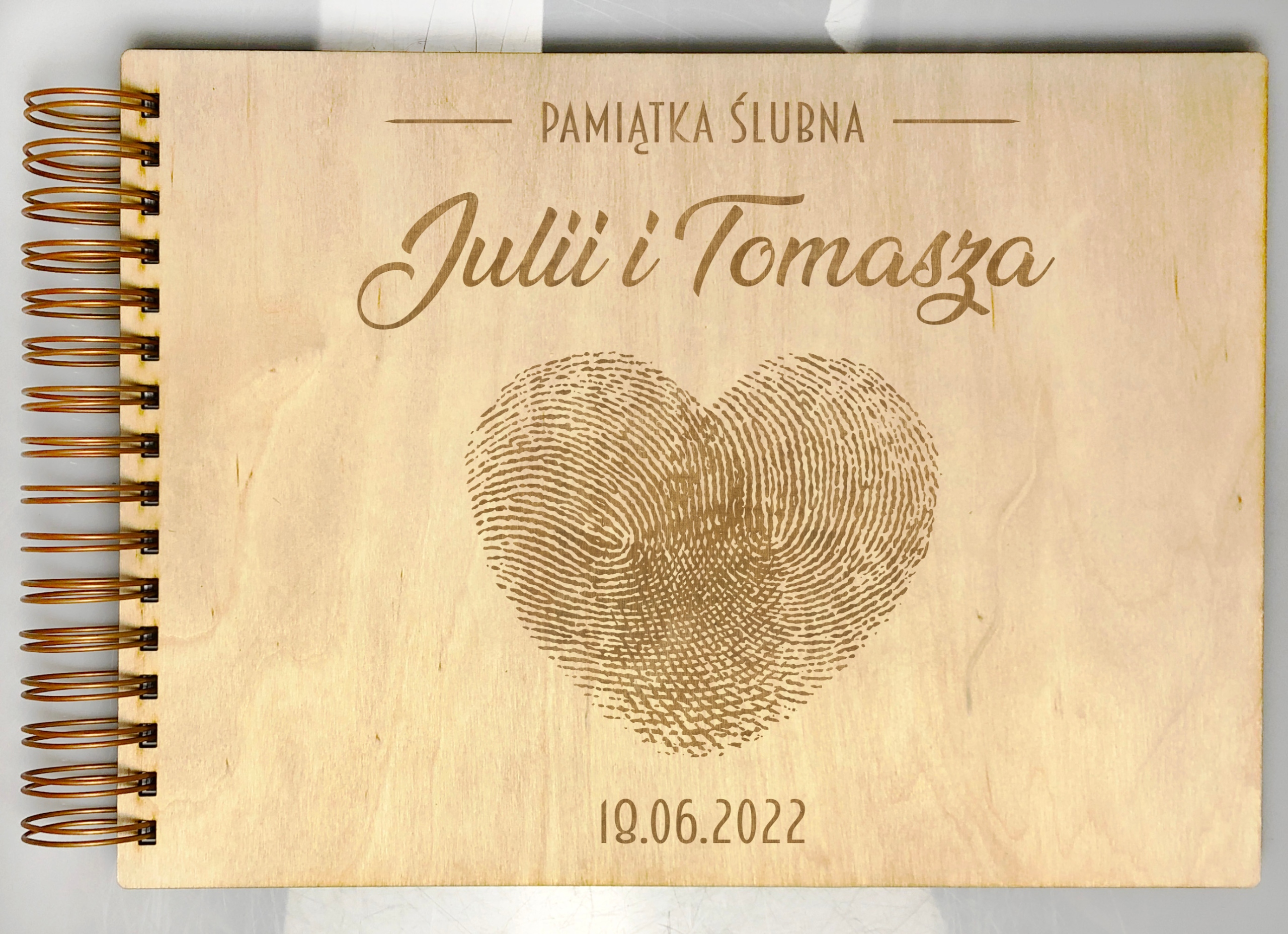 DREWNIANY ALBUM NA ZDJĘCIA PREZENT NA ŚLUB DLA PARY MŁODEJ GRAWER Wykonanie albumu inny