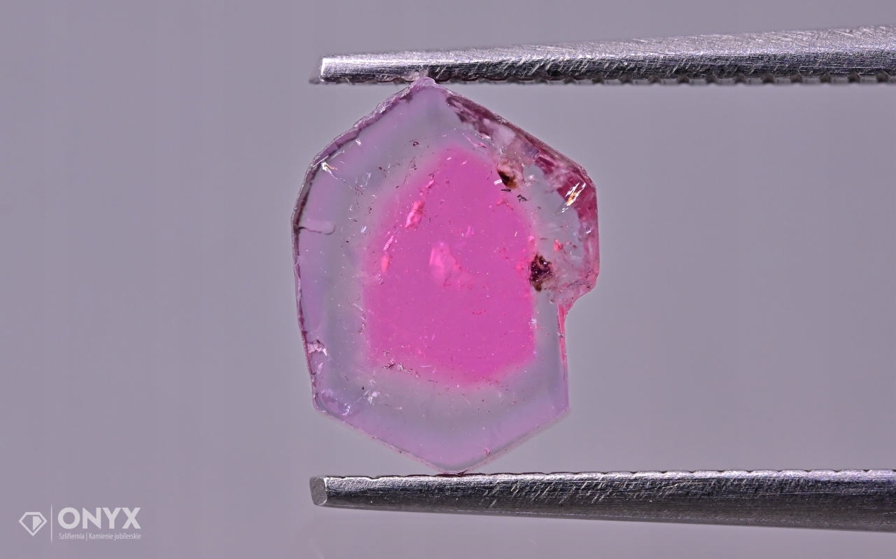 Turmalín deska nepravidelná 8,5x6,5 mm