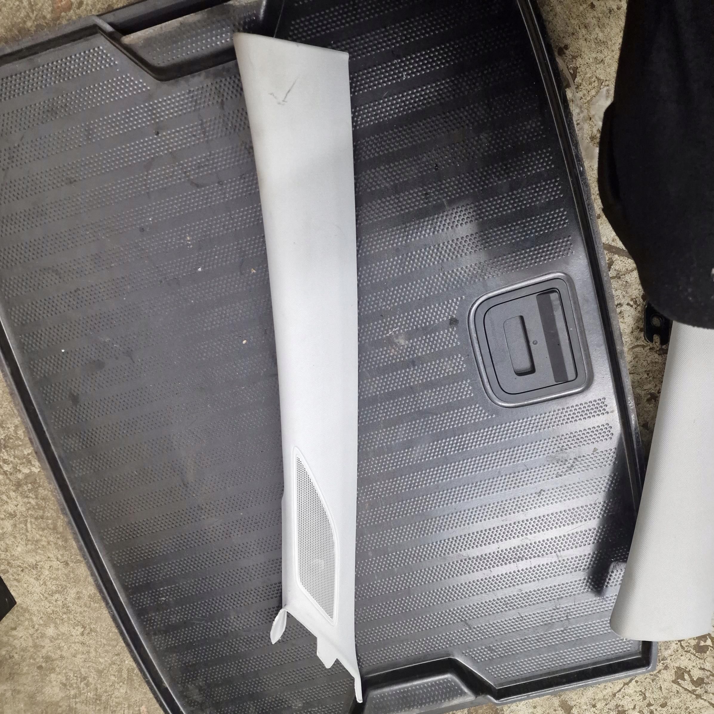 КРИШКА СТІЙКИ ЛІВА GOLF VII 5G0867233R