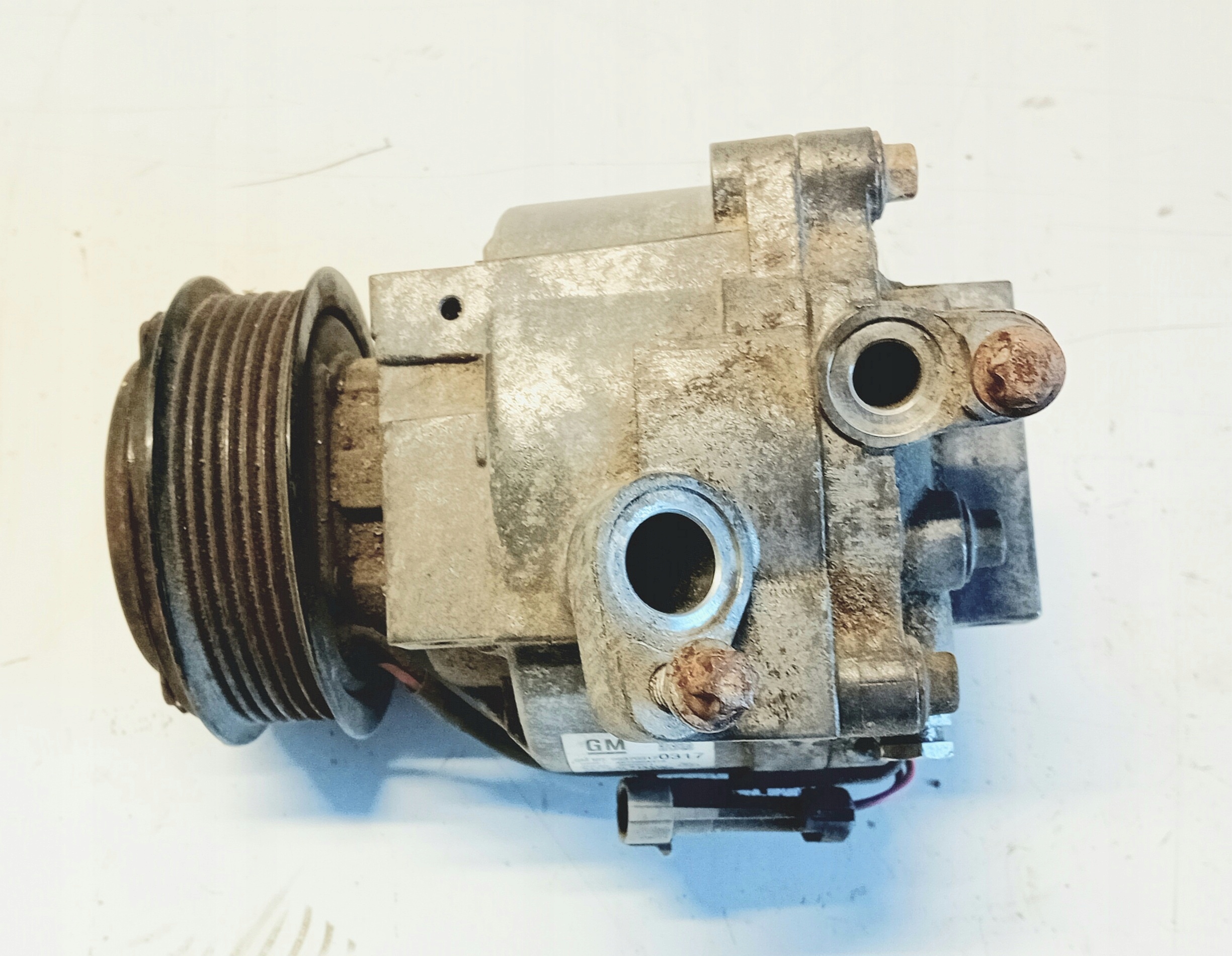 compressor of the air conditioning OPEL ADAM 95370317