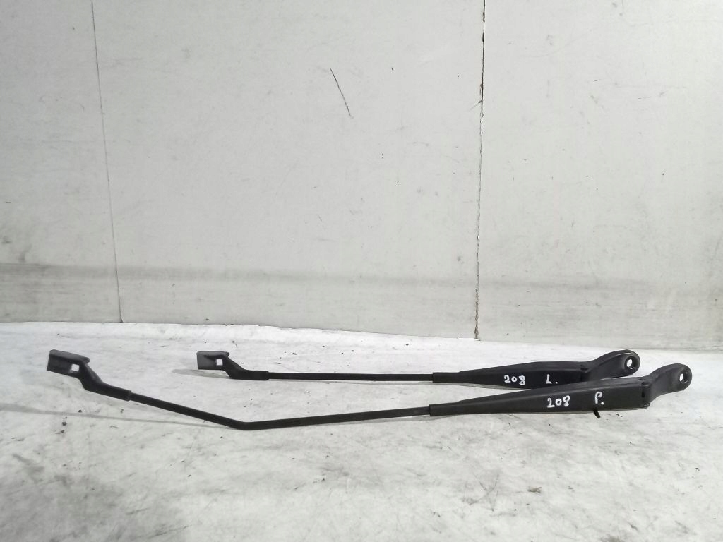 Peugeot 208 and wiper arms front