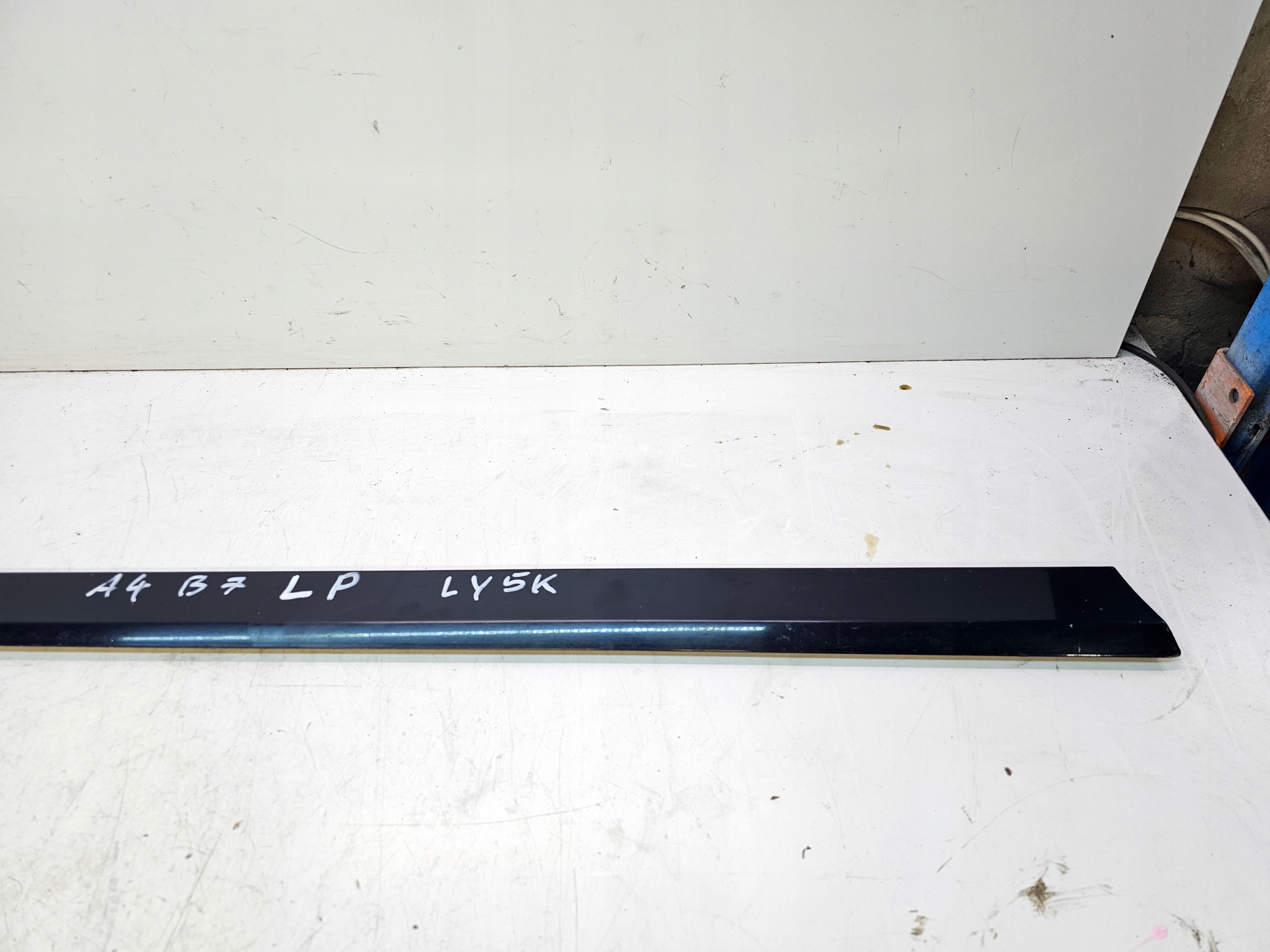 moulding door lower left front AUDI A4 B7 LY5K