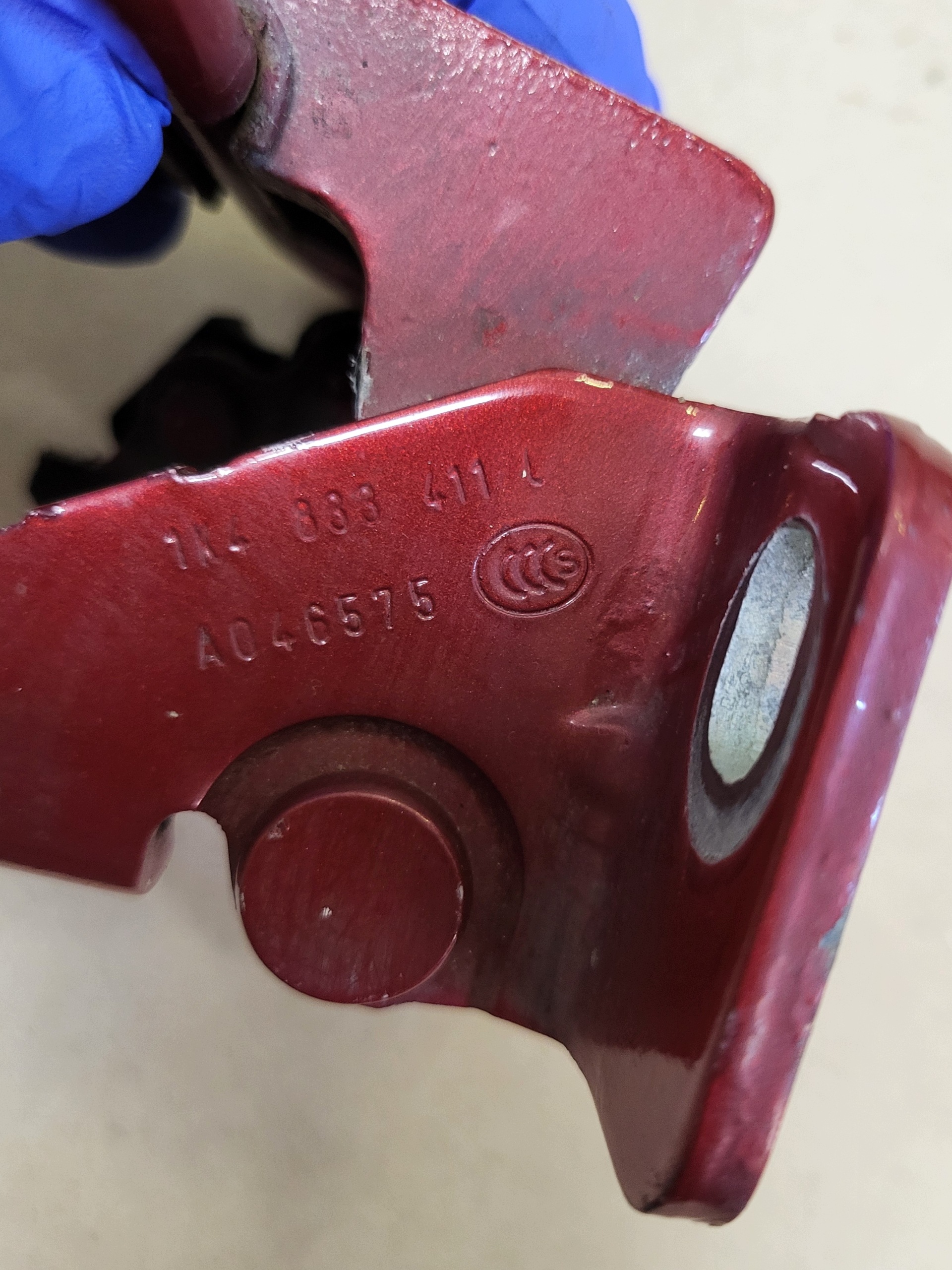 hinge door left rear part lower DOL VW GOLF V 1K4833411L red / claret