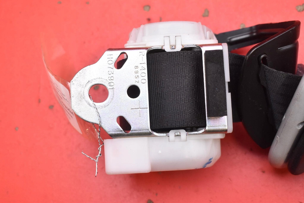 sicherheitsgurt mitte heck 7G5190 TOYOTA YARIS 3 III 10-14