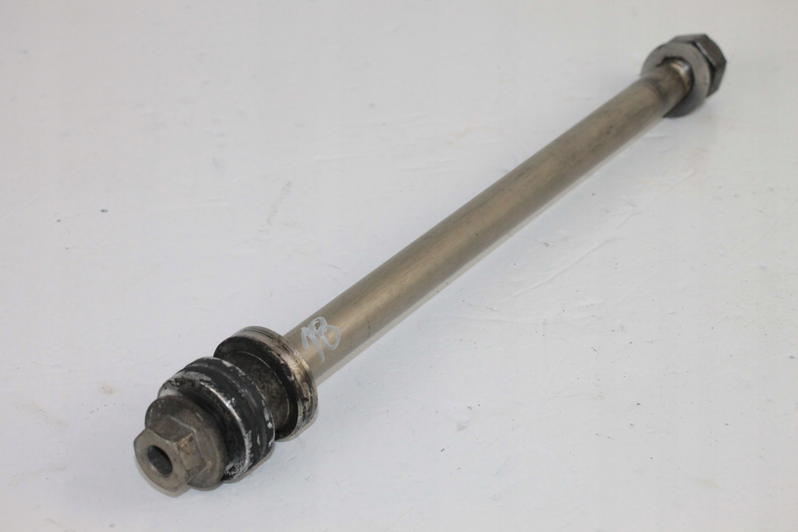 TRIUMPH BONNEVILLE SE 900 T100 OŚ OŚKA TYŁ TYLNA