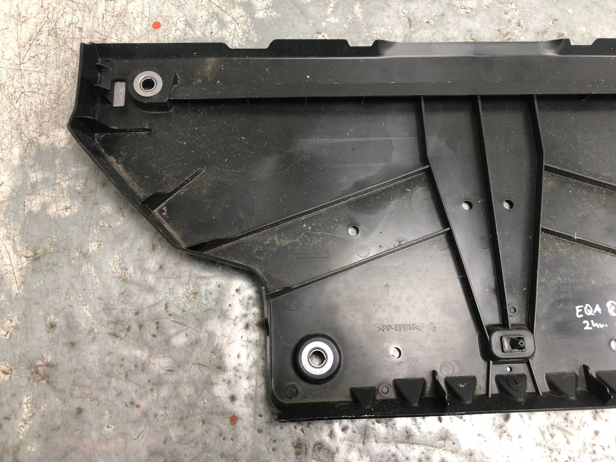 cover chassis MERCEDES EQA A2433520600