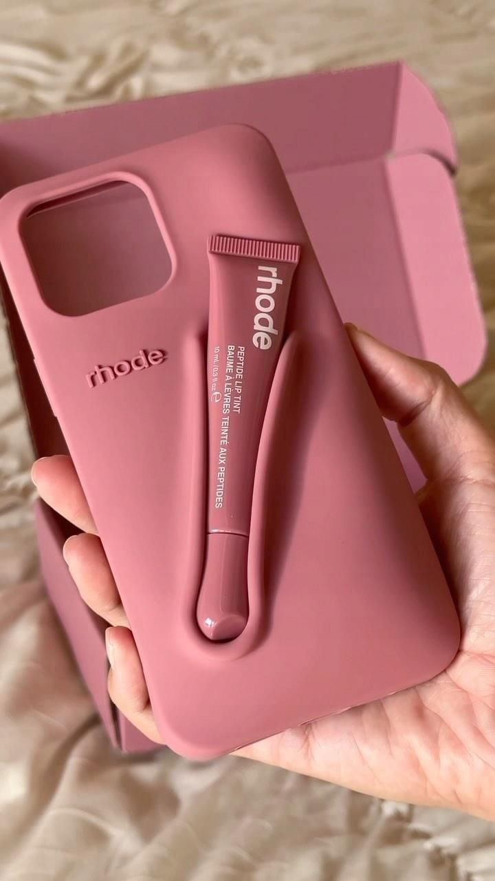 iPhoneアクセサリー rhode skin iPhone case 14 Pro Salty Tan Rhode Lip Case Silicone iPhone Case Salty Tan - FW24 - US