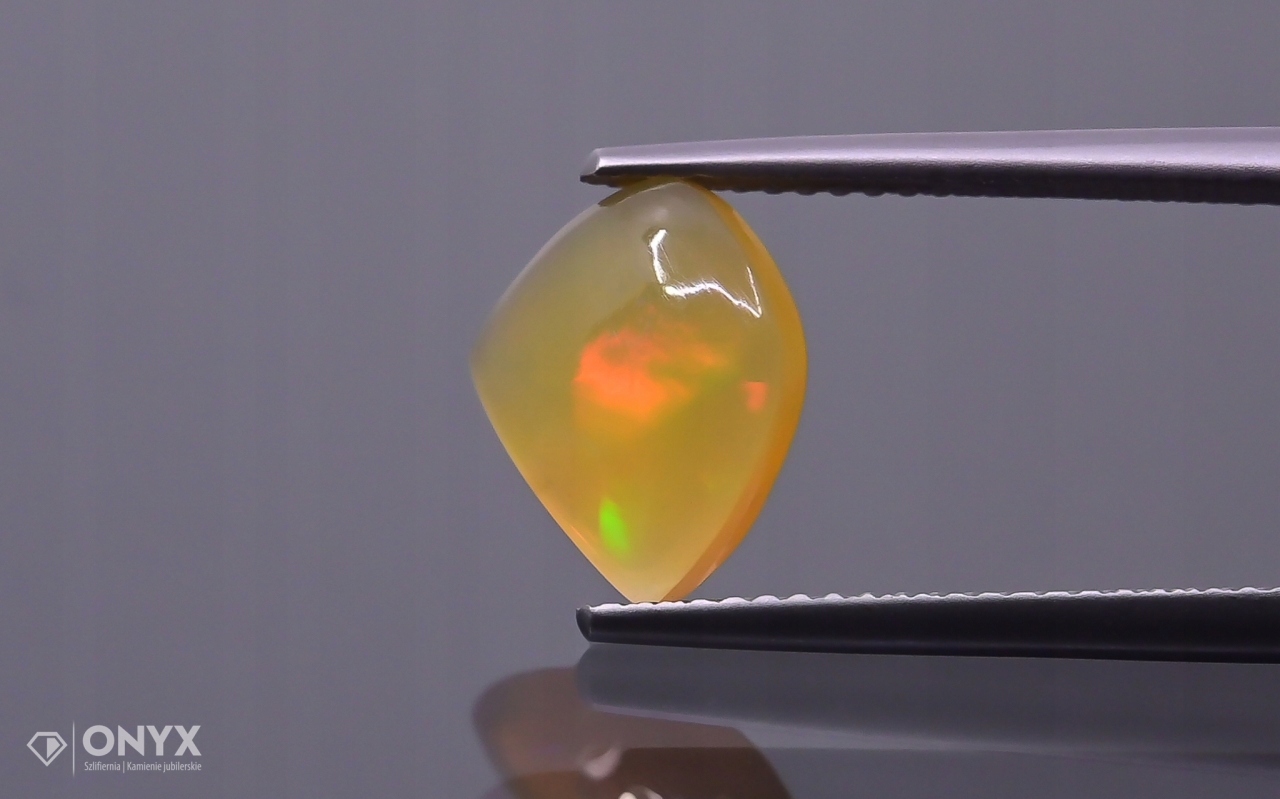 Opál z Etiopie kabošon nepravidelný 11x9,5 mm