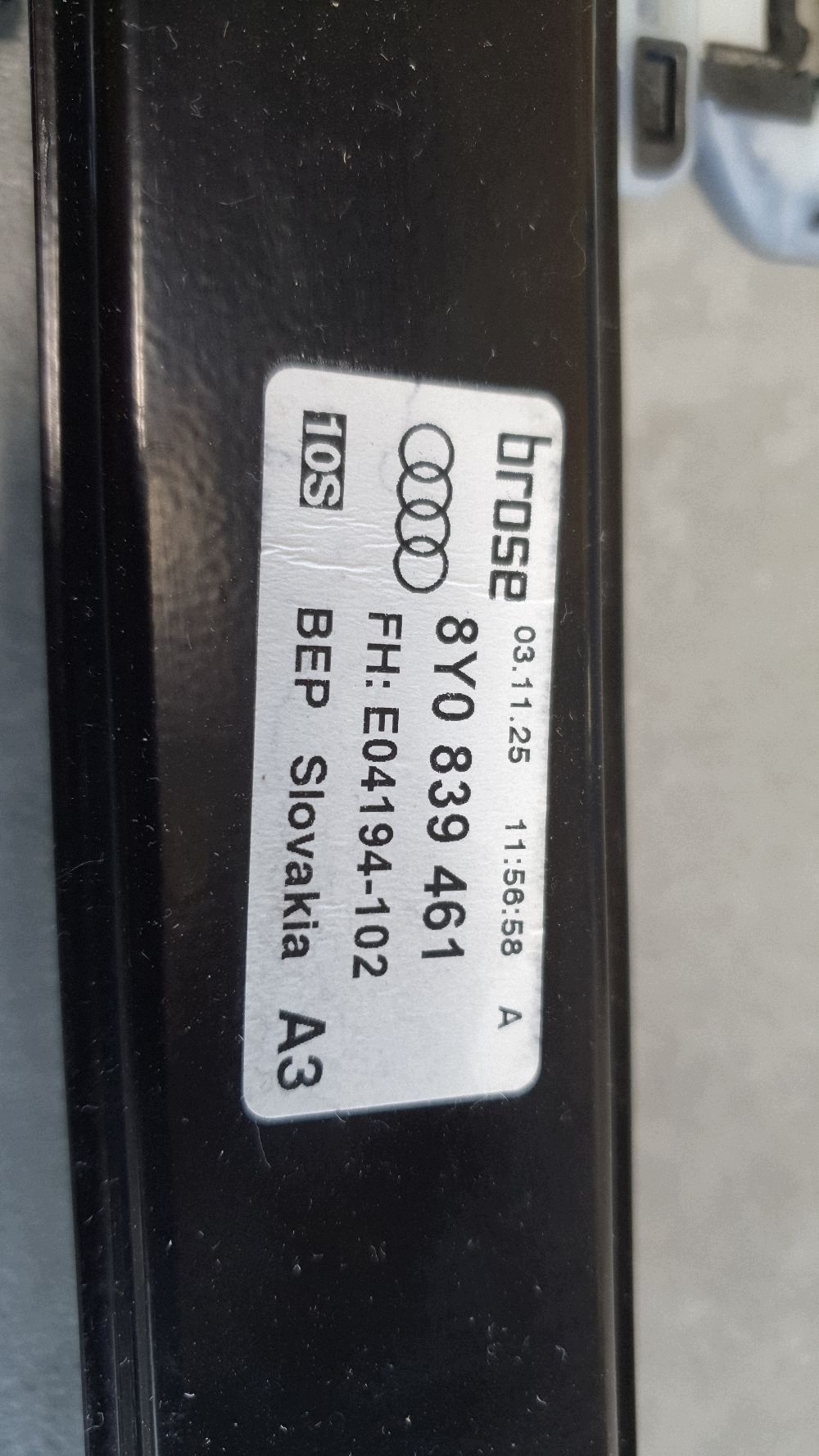Audi A3 8Y ablakemelő bal hátsó hátsó 8Y0839461