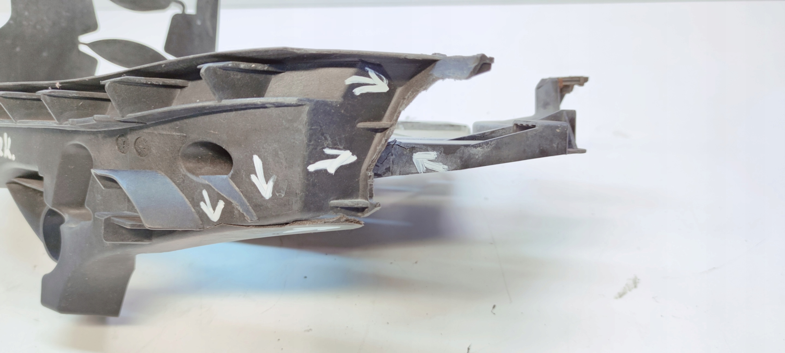 support REFLEKTORA left AUDI A4 B8 8K0805607 damag.