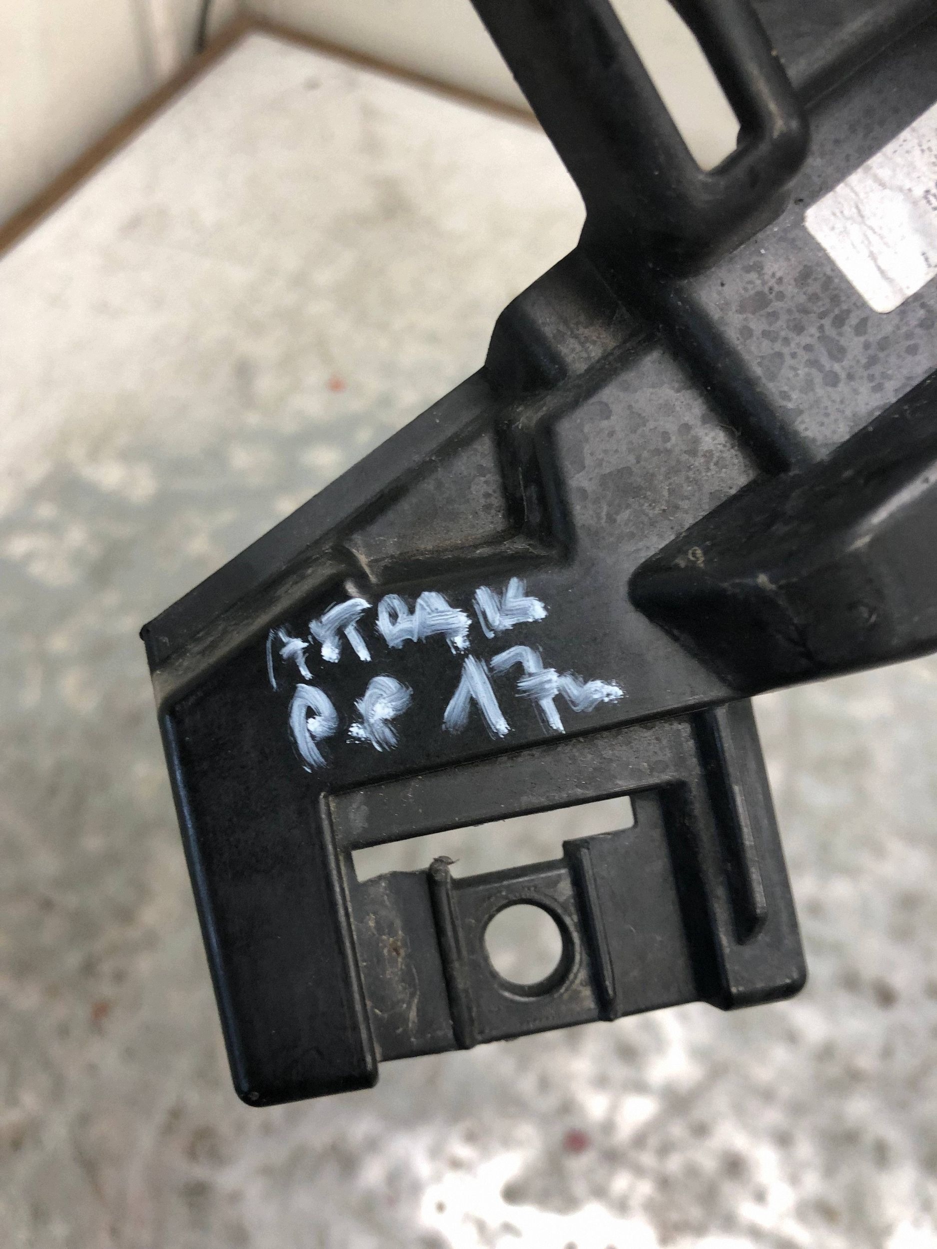 bumper bracket right front OPEL ASTRA K 39020433