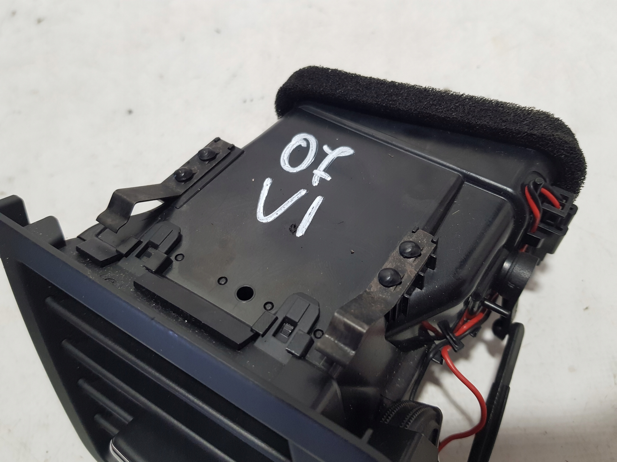 left grid KRATKI air conditioning devices MERCEDES W207 2078300154