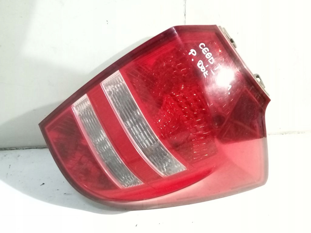 Kia Ceed and 1 kombi light right rear part rear lower