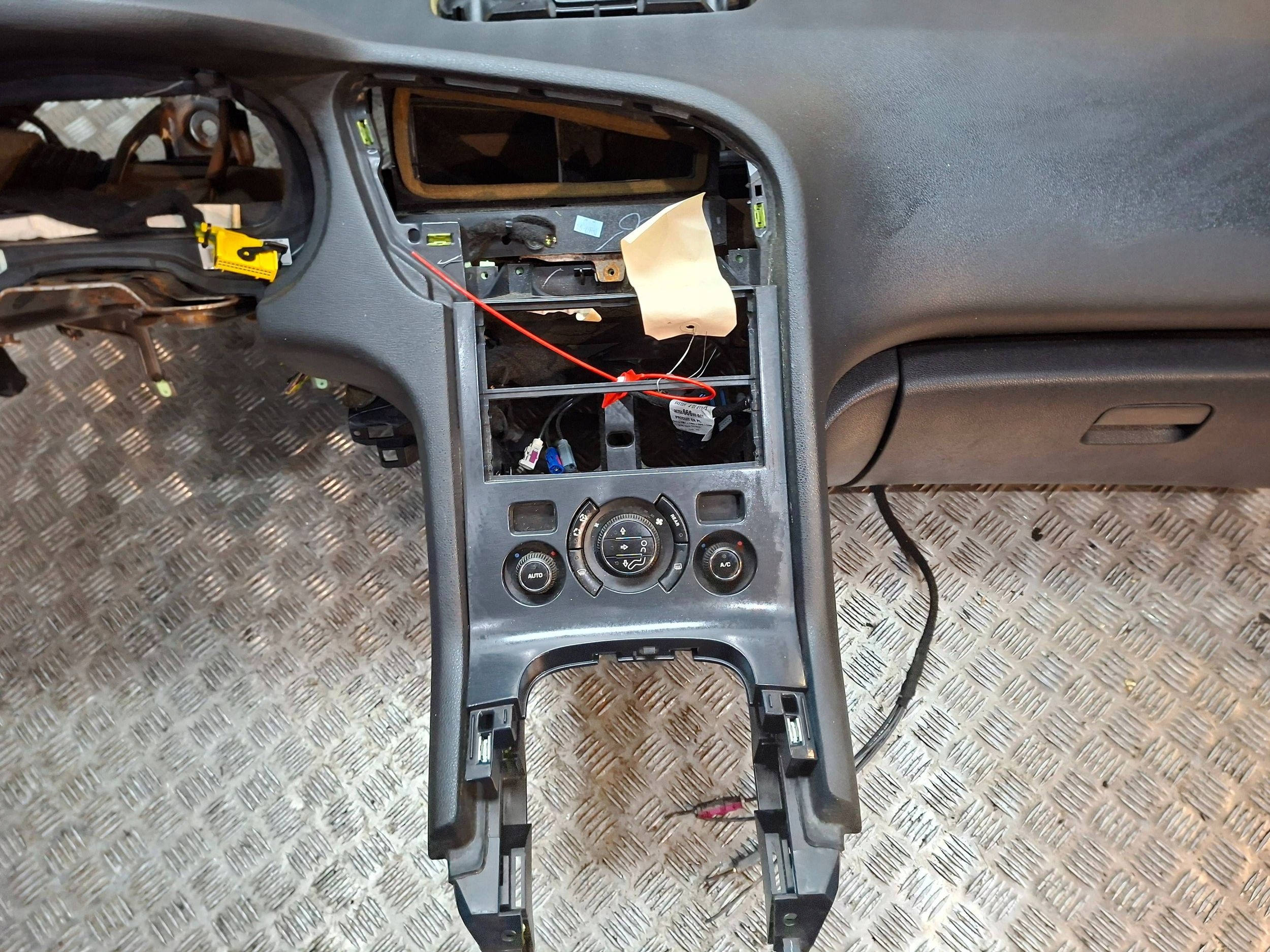 торпеда консоль 9803188580 peugeot 3008 и 5008 2009-