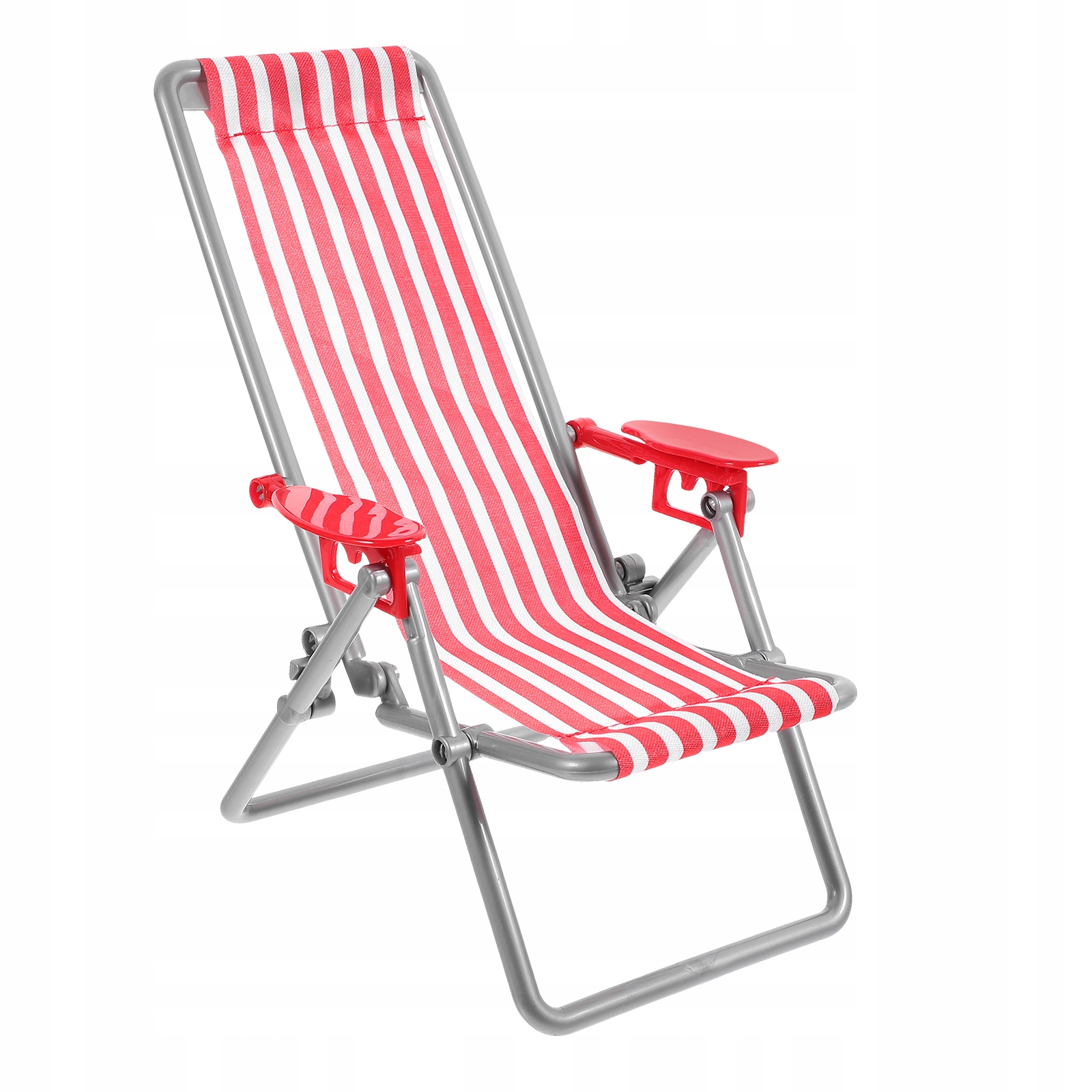 Symulowany model domku dla lalek na krześle plażowym