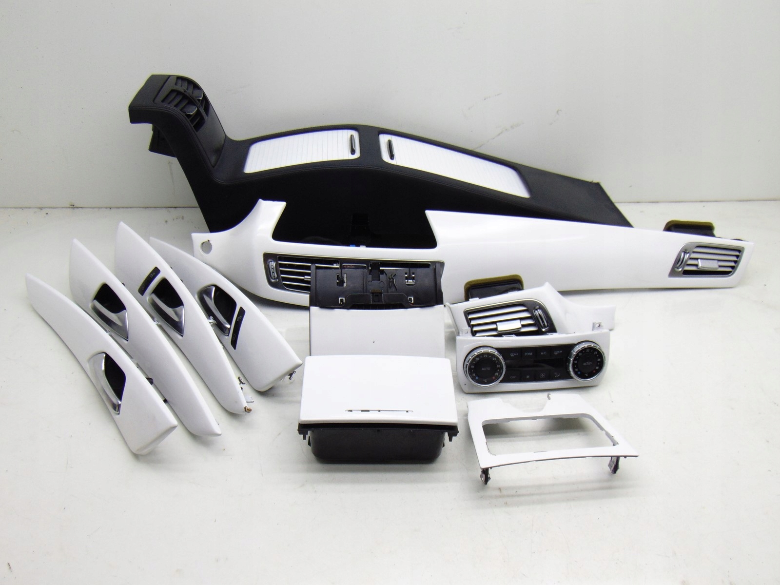 BIAŁE WNĘTRZE ŚRODEK MERCEDES CLS W218 LORINSER