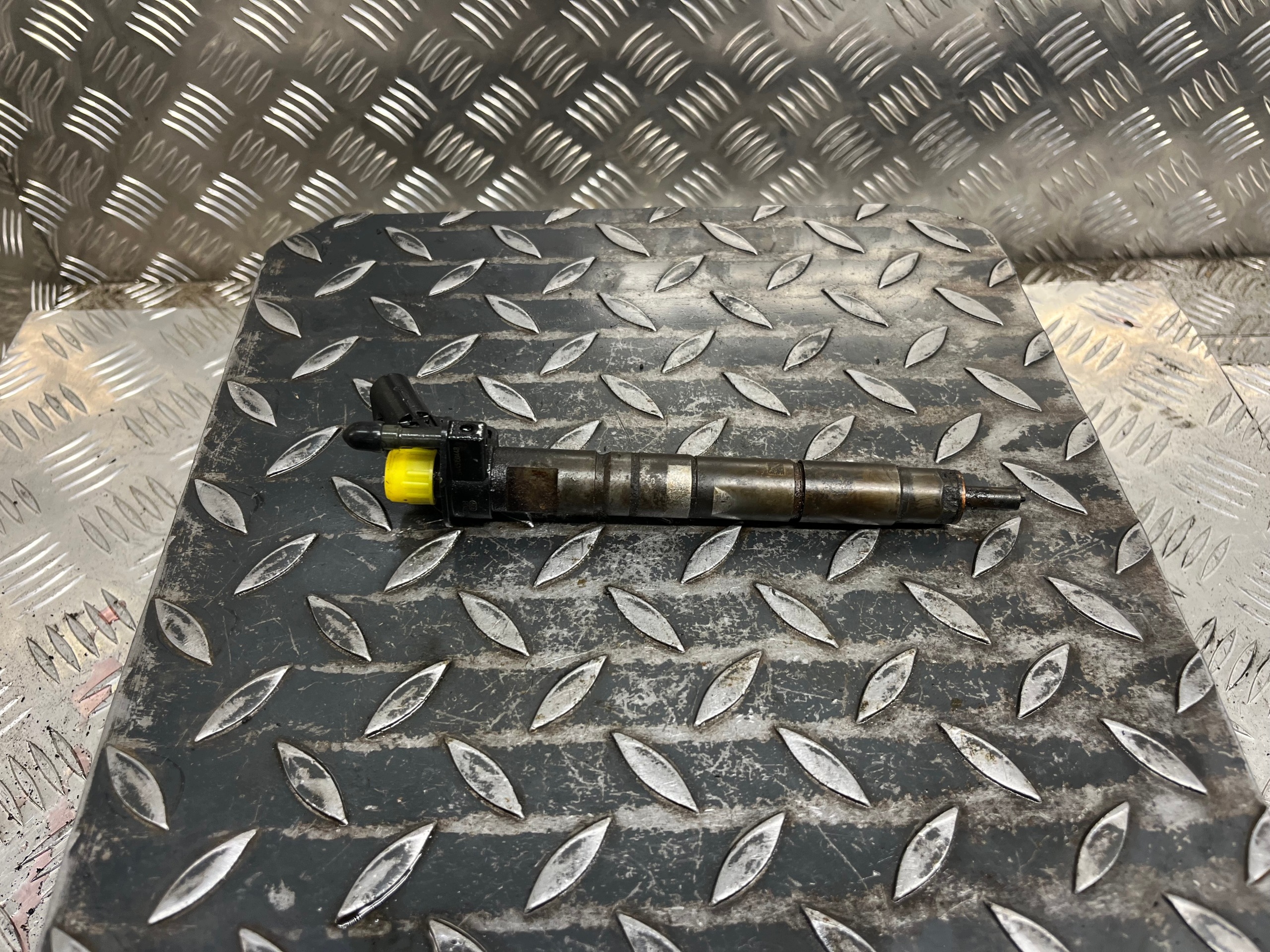 nozzle injector OPEL INSIGNIA 55565209