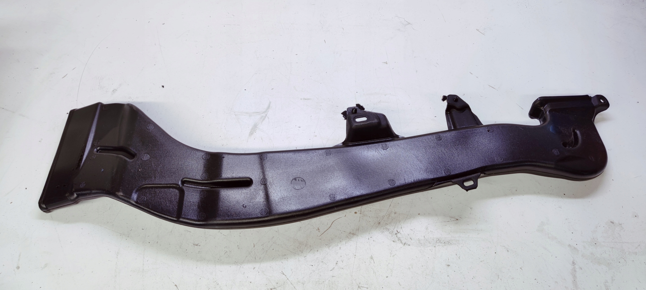 drain POWIETRZNY TUNEL right AUDI A6 C8 4K0819502