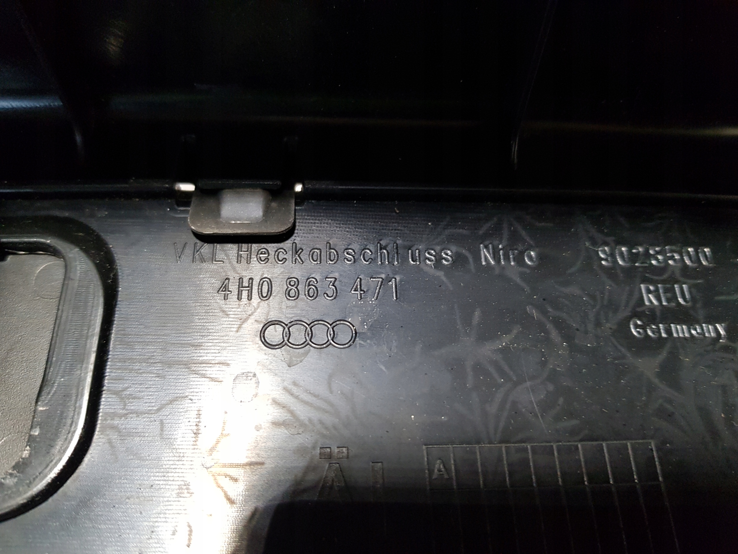 kryt lišta stěny PRAHU kufru AUDI A8 D4 4h0863471