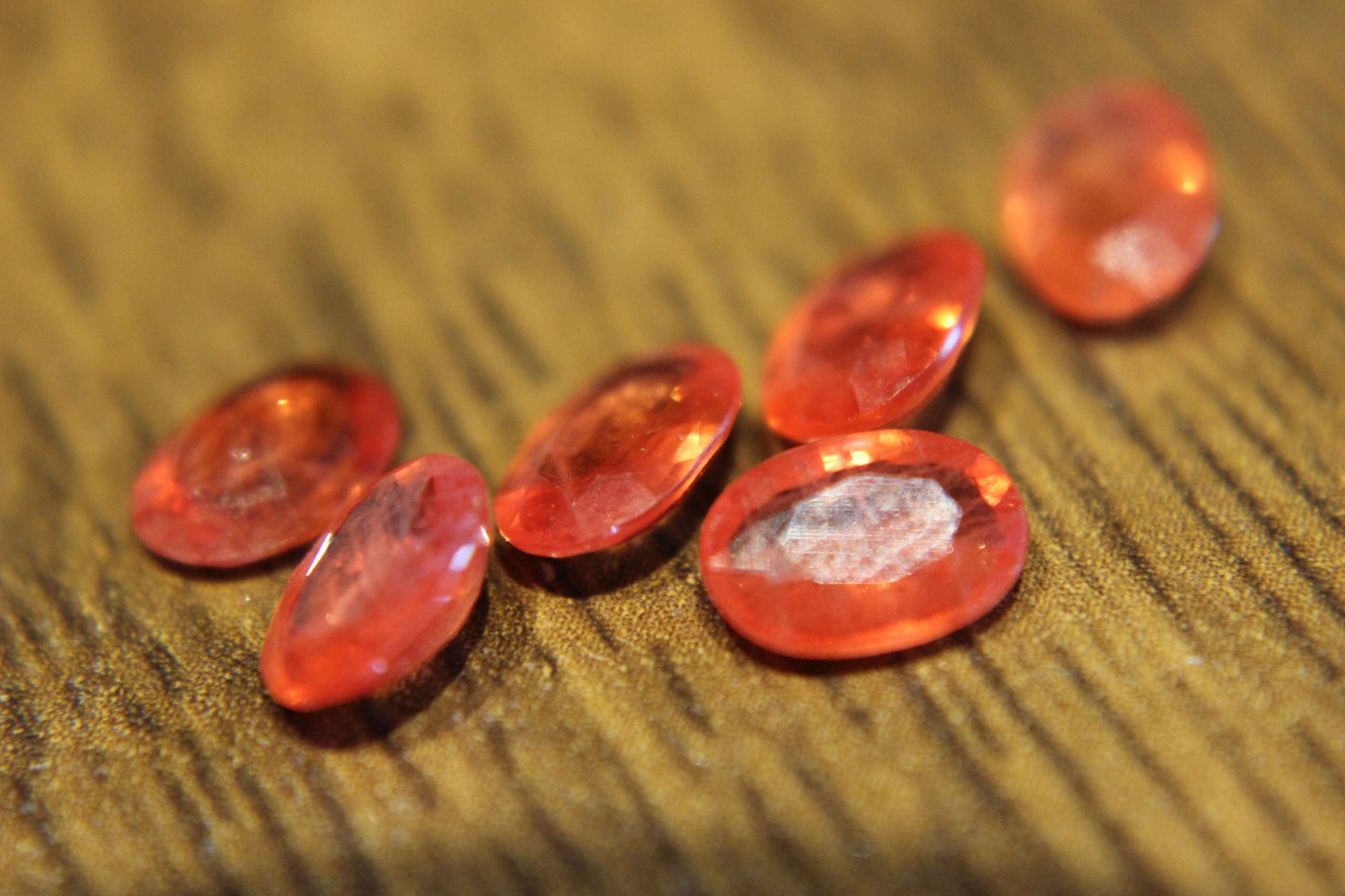 Safíry Songea přírodní kameny 4.85ct 6 Ks.