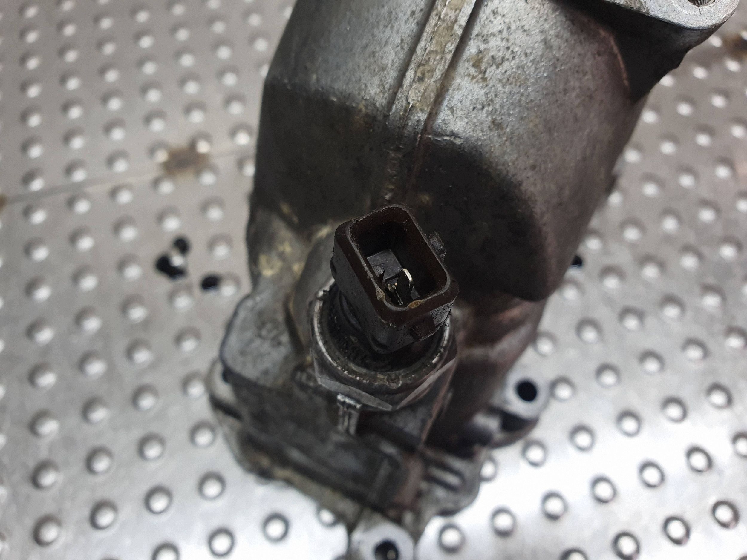 Ölfiltergehäuse 7797392 BMW E60 E61 E81 E82 E84 E87 E90 E91 2.0D N47