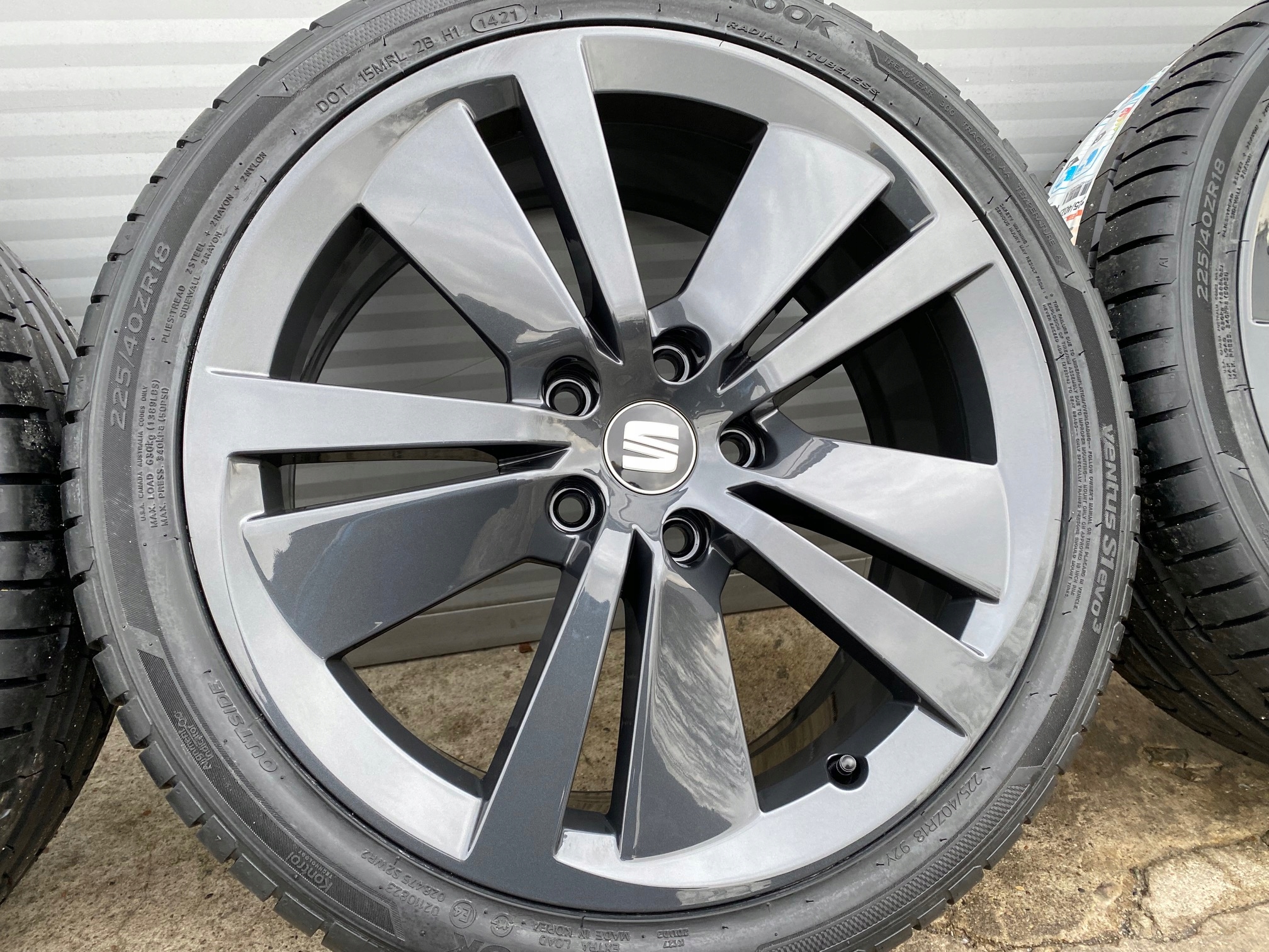 OEM KOŁA VW GOLF TOURAN EOS JETTA T-ROC EOS 225/40/18 nowe ! Otwór centralny (mm) 57,1