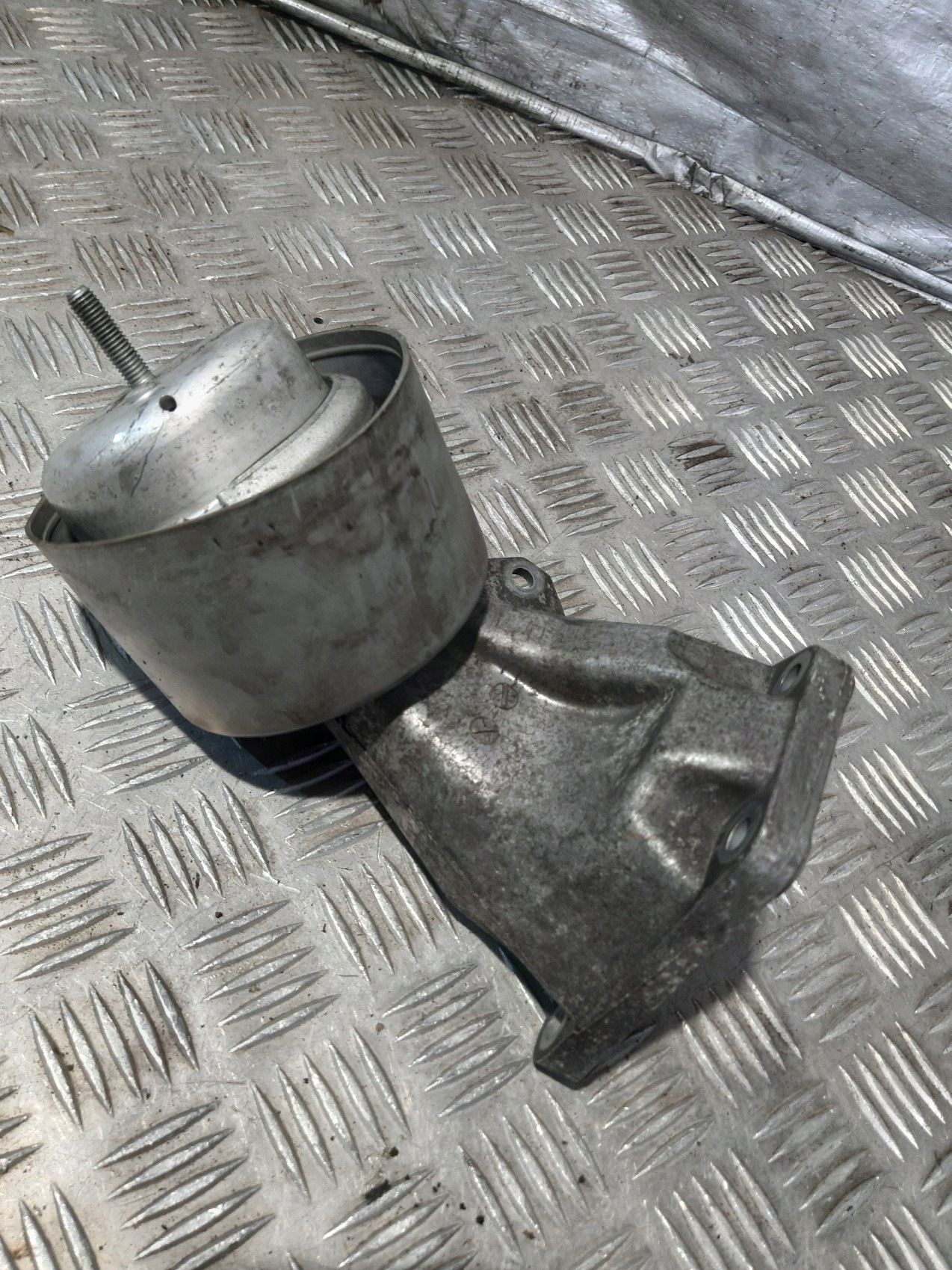 Audi A4 B6 2.4 V6 holder engine mount right 8D0199308D