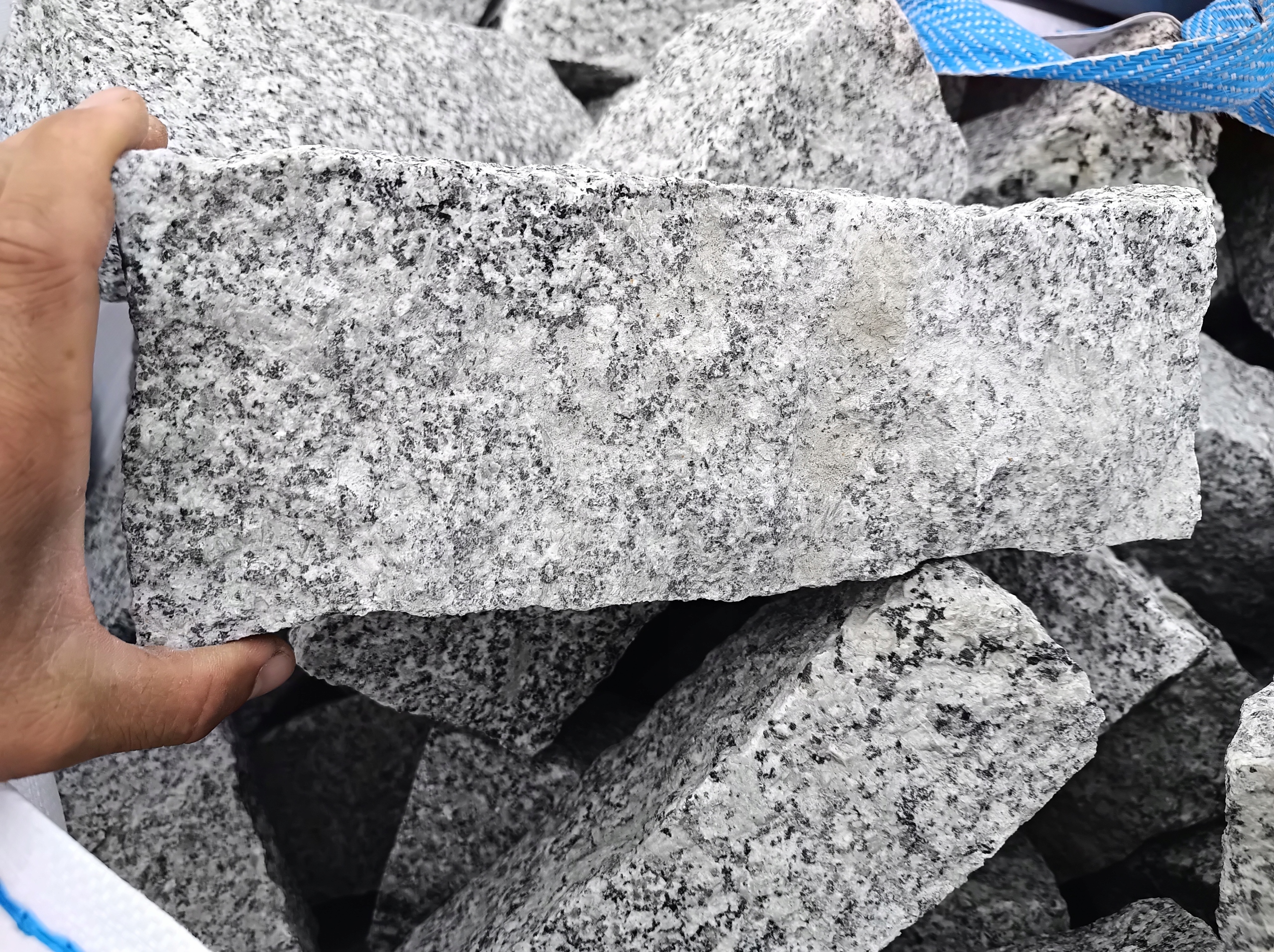Palisada Granitowa Obrzeże 10 x 10 x30cm 1000KG 110-120 szt