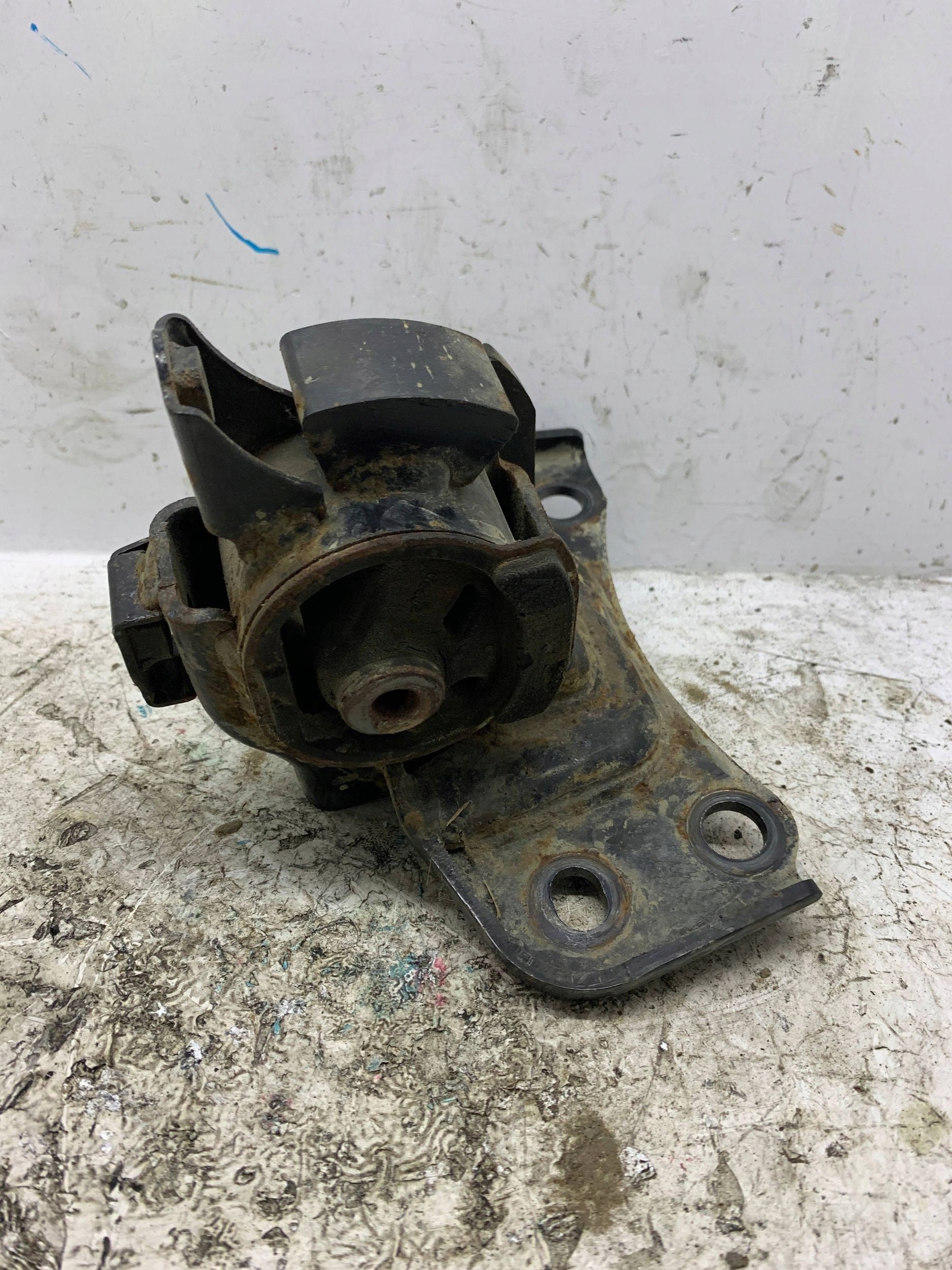 holder engine mount left front TOYOTA PRIUS III XW30 (2009-2015) 1.8