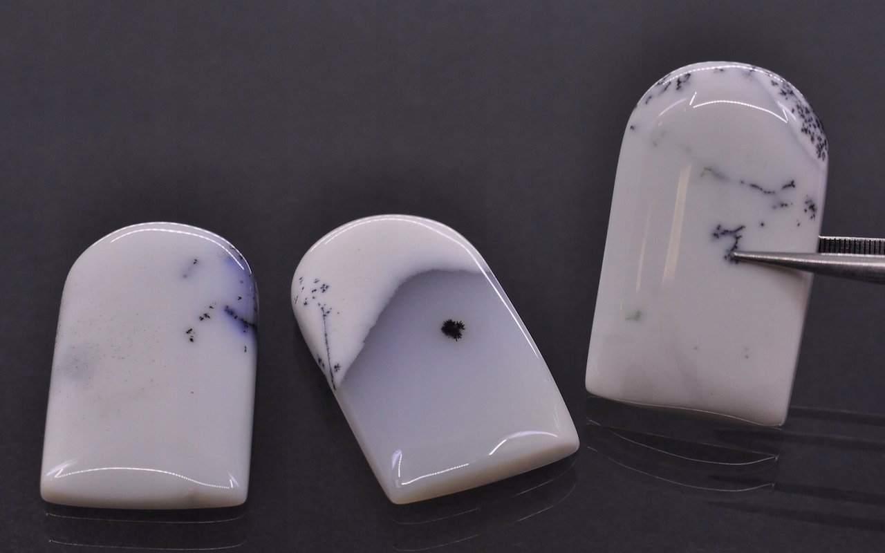 Dendritový achát kabošon nepravidelný 36x21,5 mm