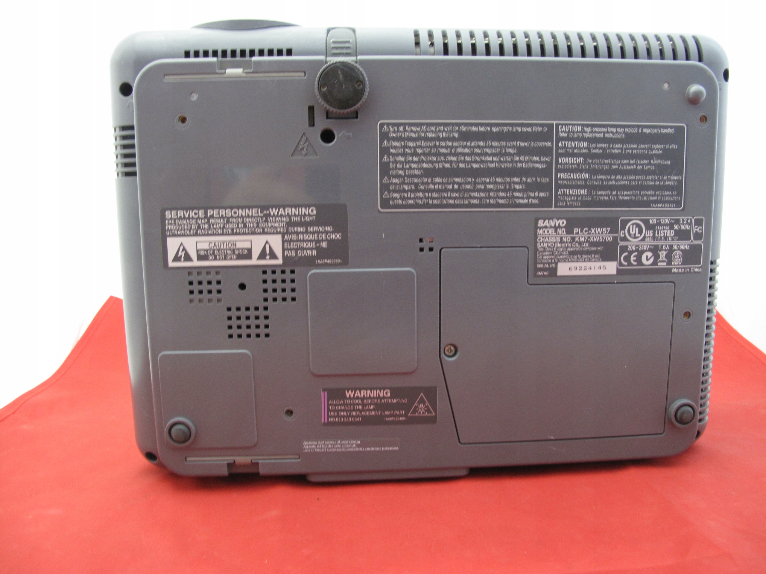 PROJEKTOR RZUTNIK MULTIMEDIALNY SANYO MUNDIAL MECZ Żywotność lampy w trybie normalnym 2000 h