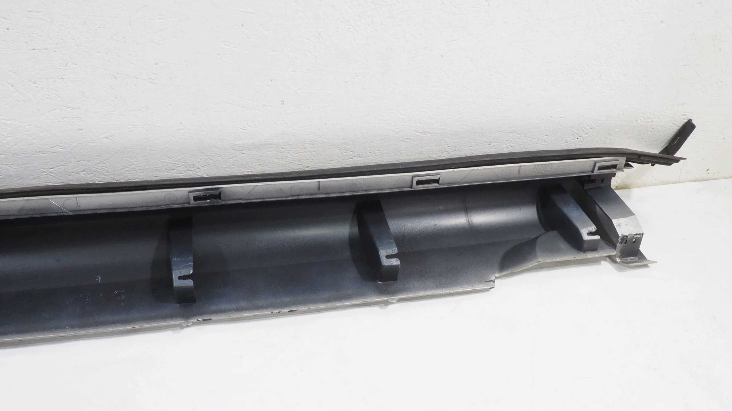 Volvo XC60 moulding threshold left