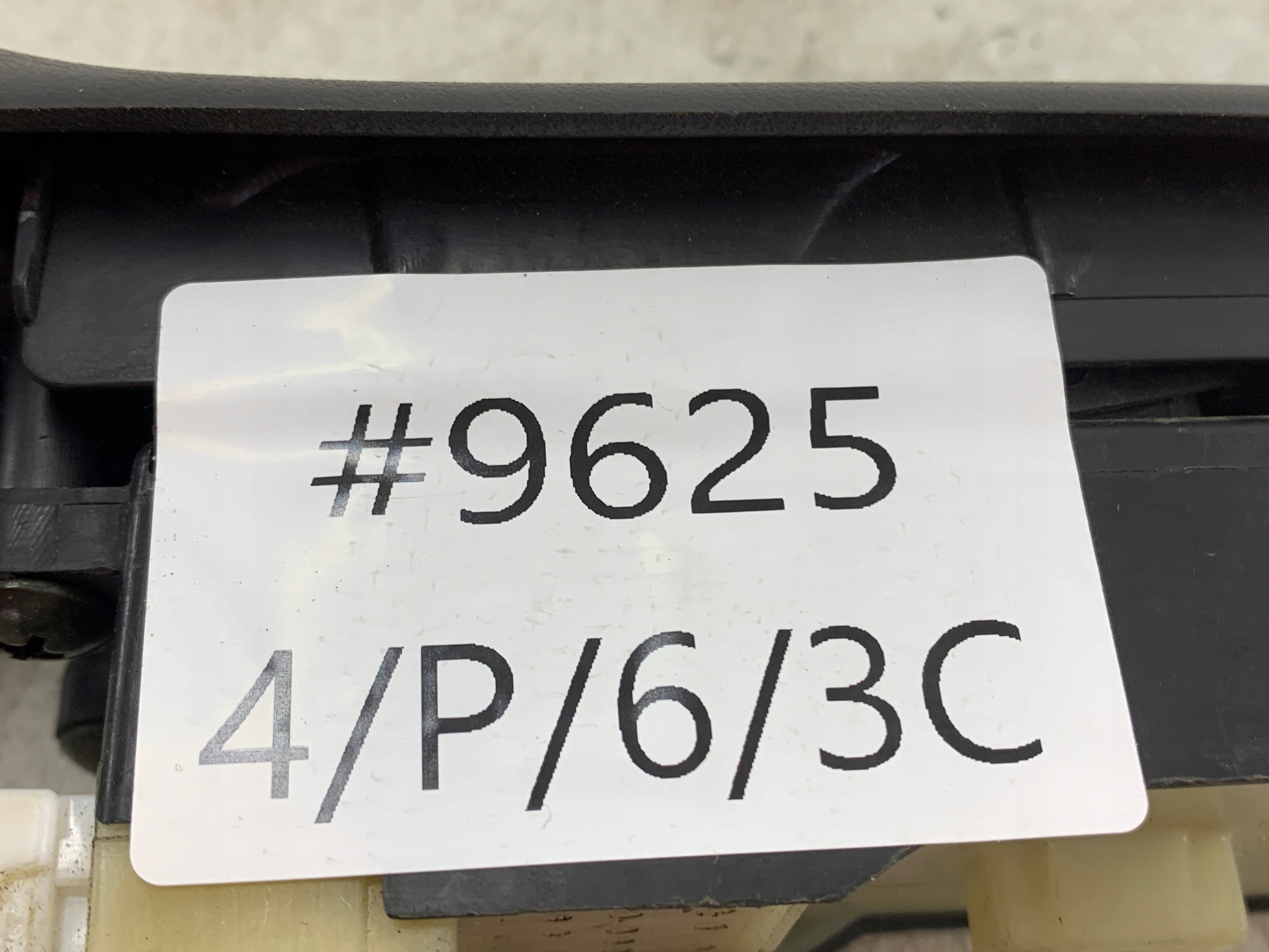NISSAN PRIMERA P11 PANEL okna levý předek
