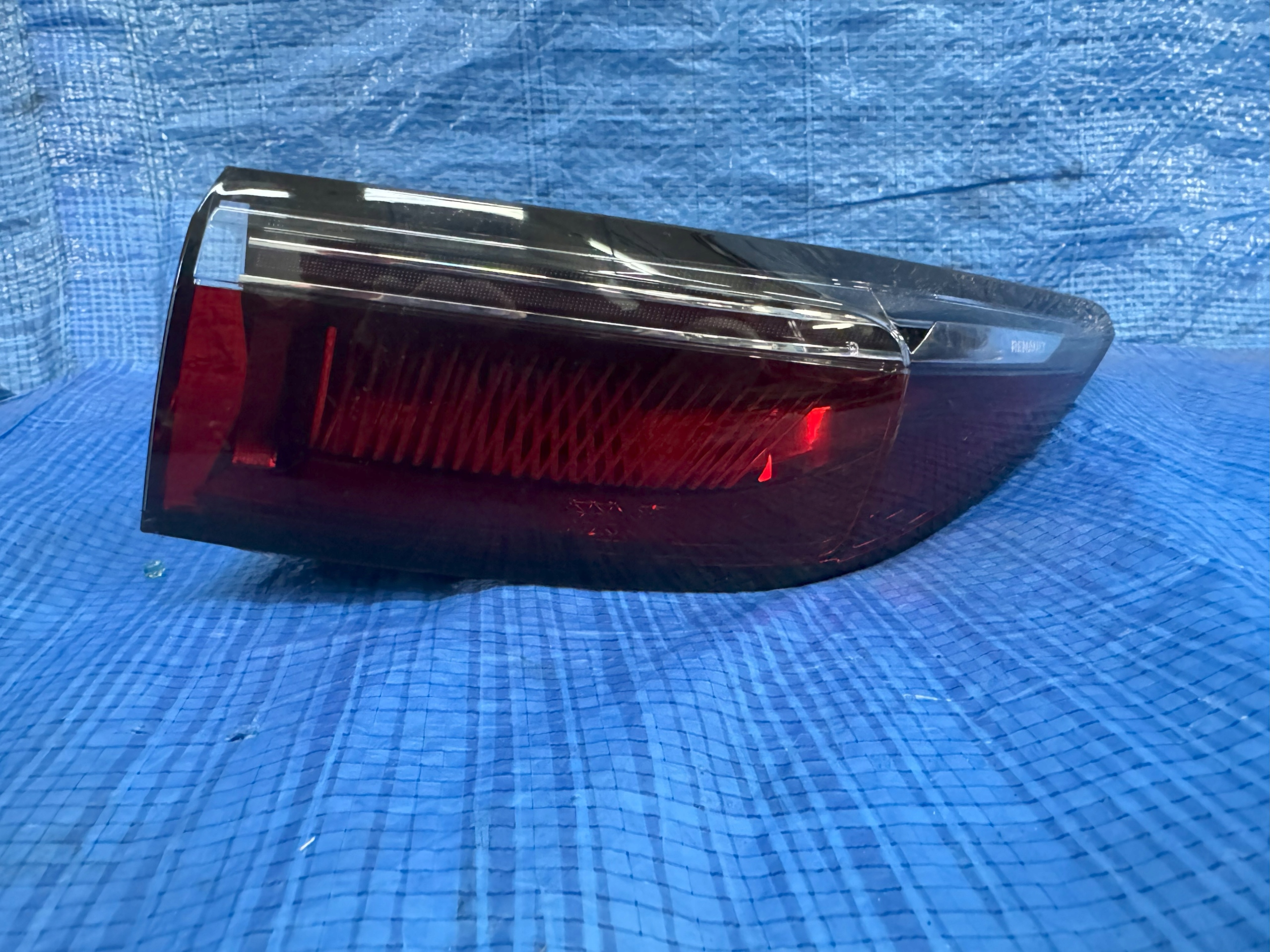 LAMPA TYLNA PRAWA RENAULT MEGANE V E-TECH 265505540R