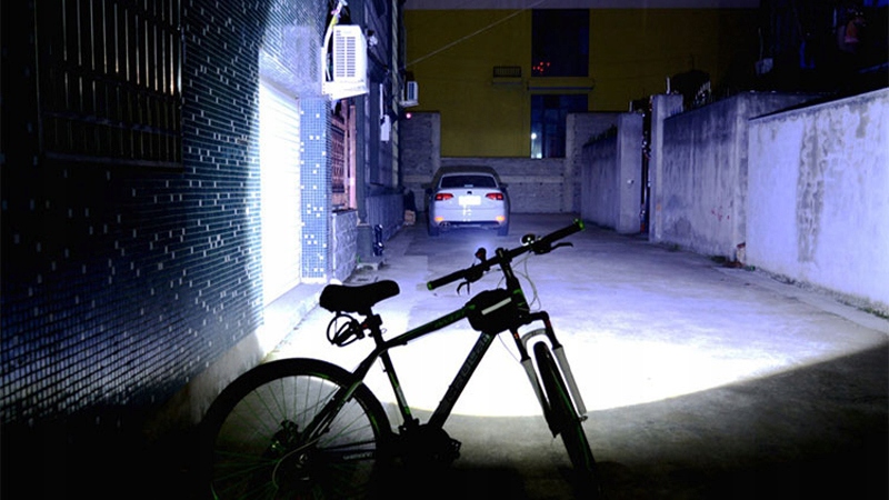 LATARKA LED TAKTYCZNA Z ZOOMEM ALUMINIOWA USB Powerbank + KABEL MICRO-USB Kolor dominujący czarny