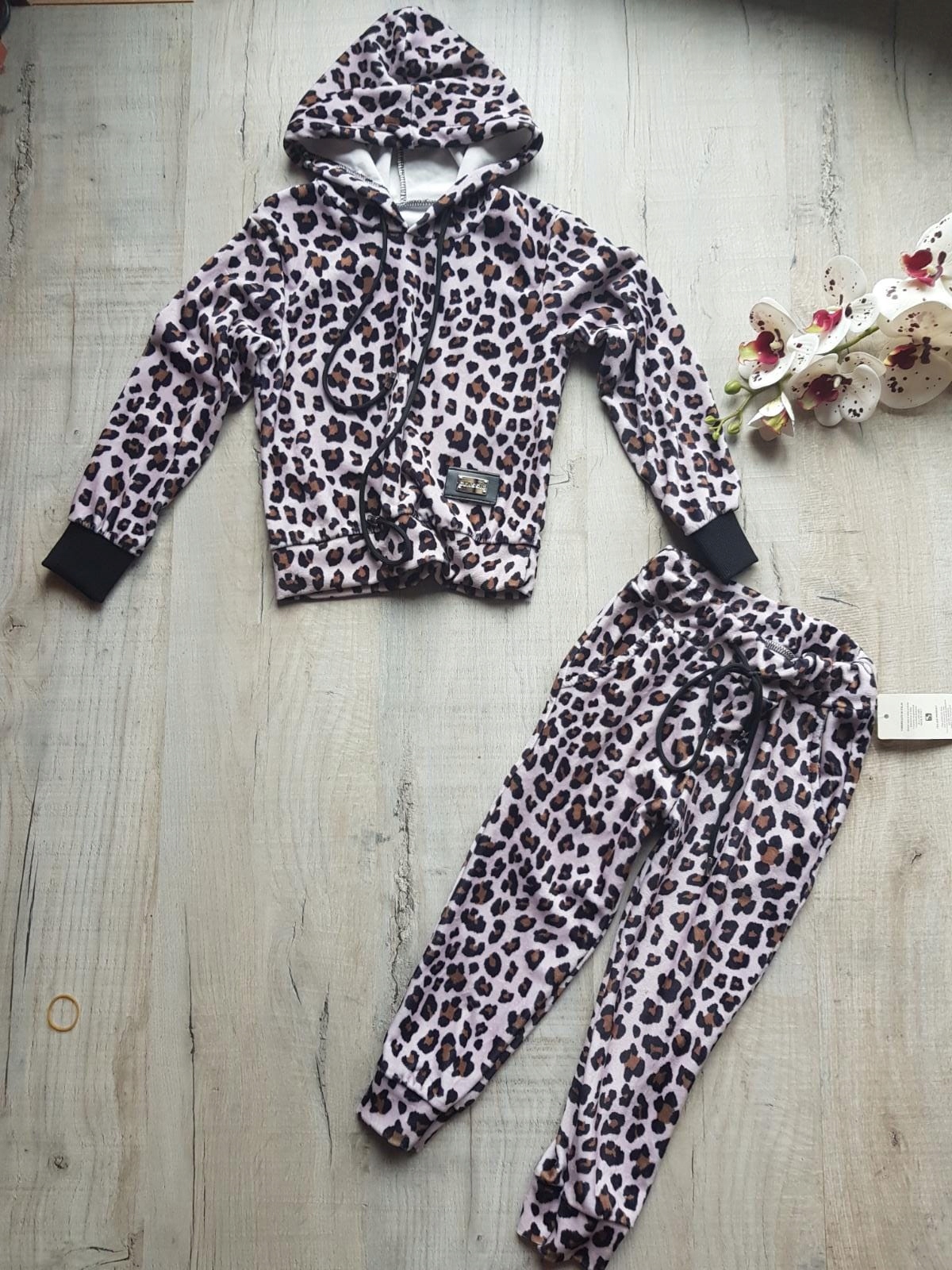 Komplet welurowy dla dziewczynki r 122 Rodzaj kaptur