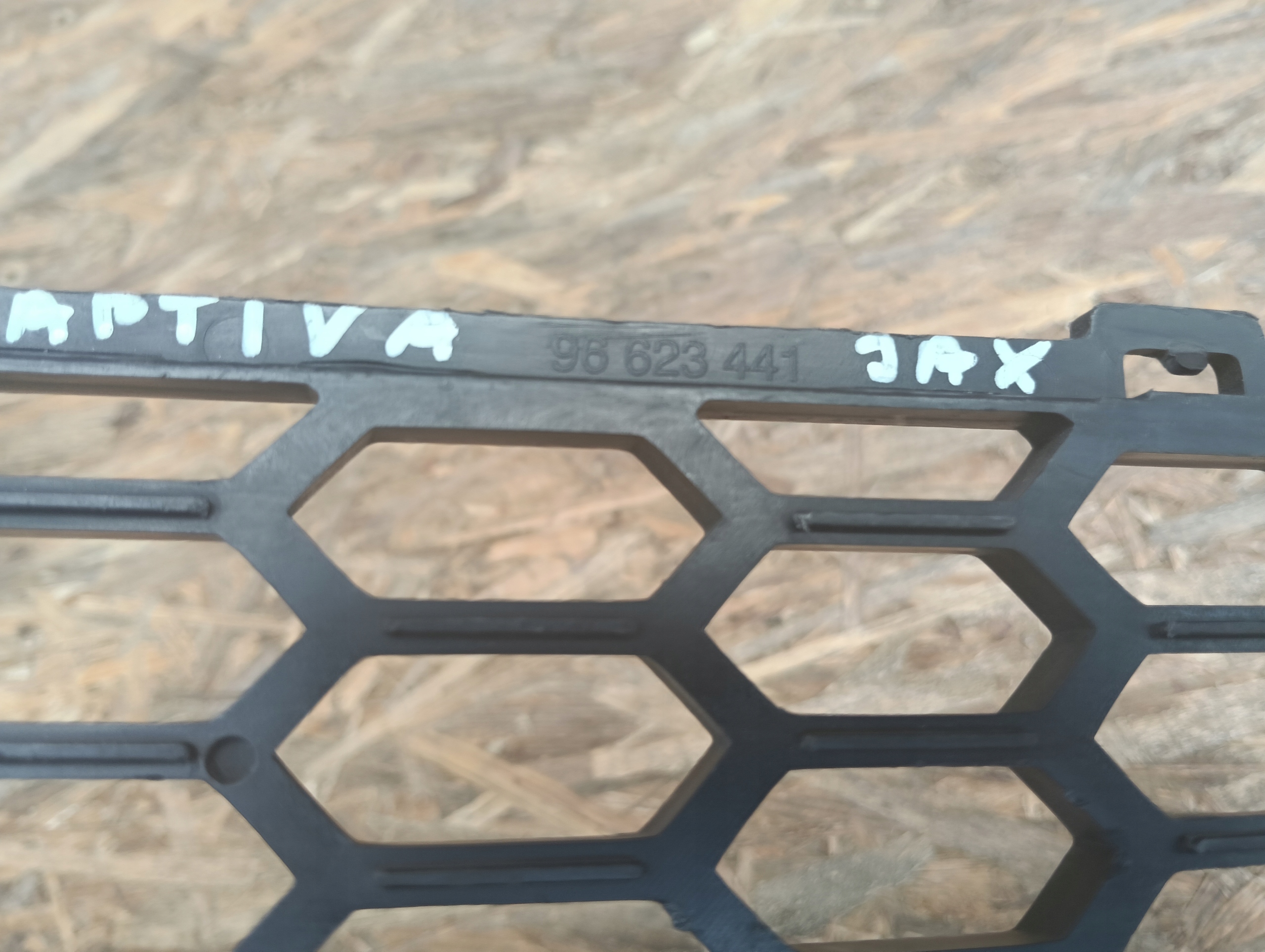решетка радиатора 96623441 Chevrolet CAPTIVA