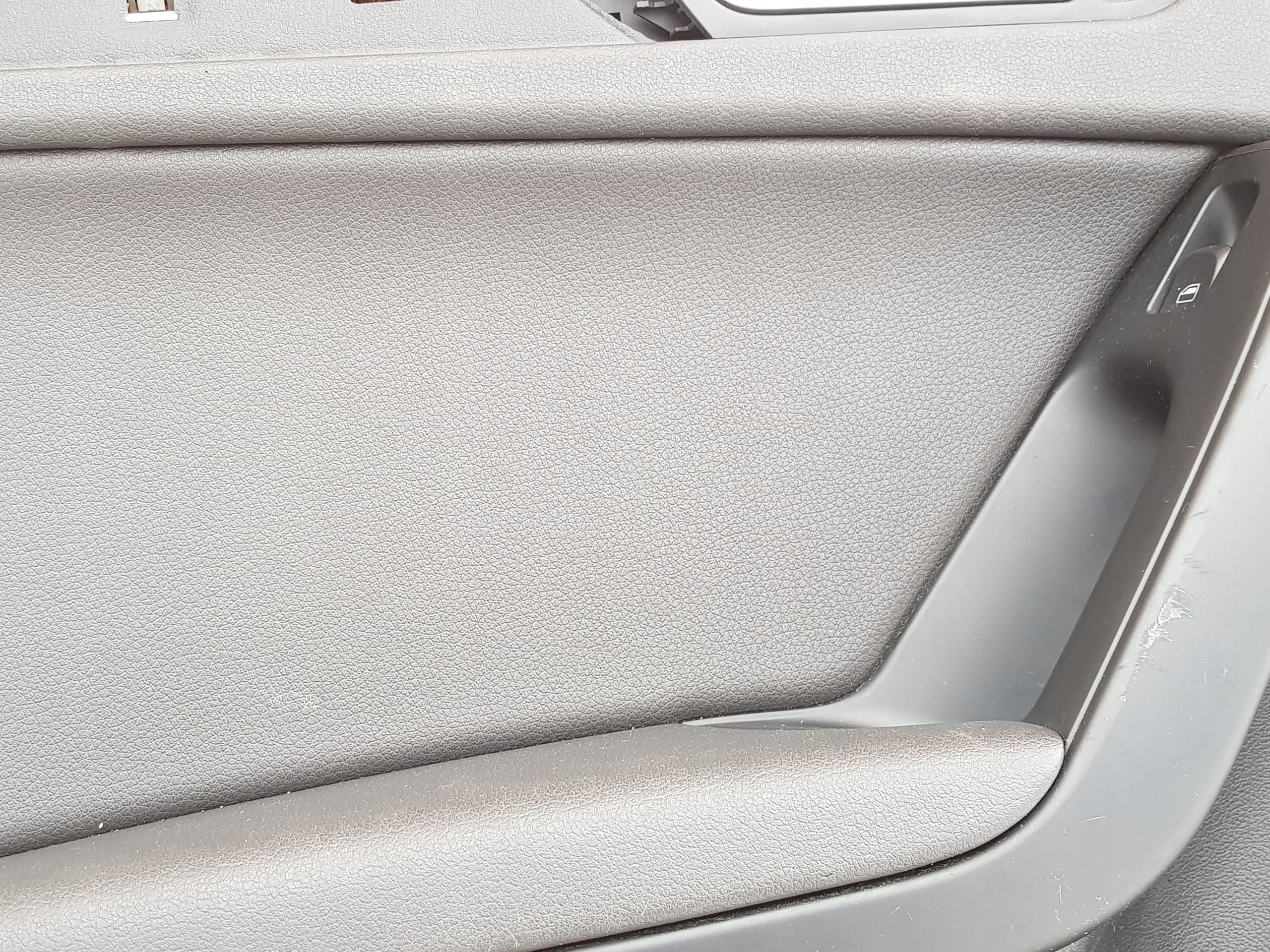 дверные карты левый зад / Audi A4 B8 - 2007-2015 / - черный -